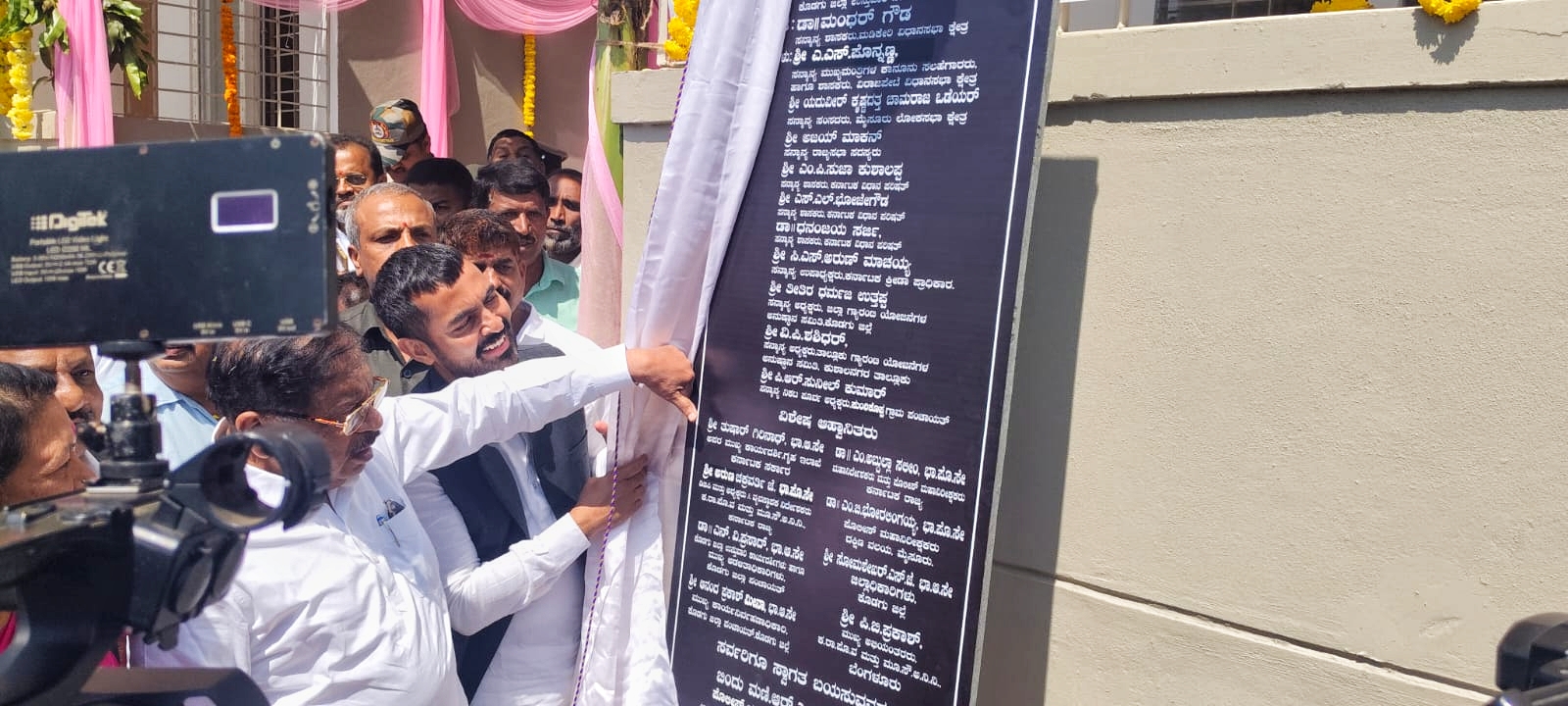 ಸುಂಟಿಕೊಪ್ಪದಲ್ಲಿ ನೂತನವಾಗಿ ನಿರ್ಮಾಣಗೊಂಡಿರುವ ಪೊಲೀಸ್ ವಸತಿ ಗೃಹದ ಶಂಕುಸ್ಥಾಪನೆಯನ್ನು ರಾಜ್ಯ ಗೃಹ ಸಚಿವ ಡಾ‌‌.ಜಿ.ಪರಮೇಶ್ವರ ಚಾಲನೆ ನೀಡಿದರು‌‌