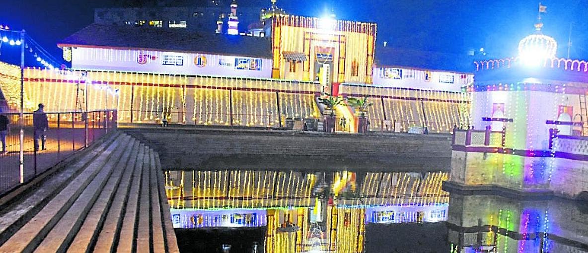 ಮಹಾಶಿವರಾತ್ರಿಗೆ ಅಣಿಯಾದ ಕೊಡಗು: ಭರದಿಂದ ನಡೆದಿದೆ ಬಿಲ್ವಪತ್ರೆ, ಹೂ ಖರೀದಿ