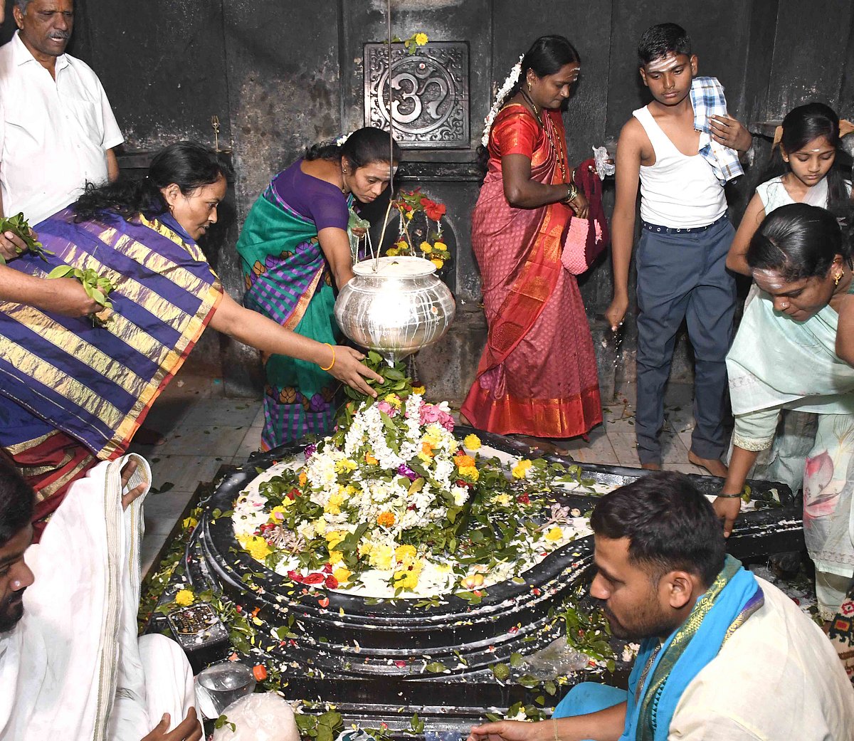 ಧಾರವಾಡದಲ್ಲಿ ಶಿವರಾತ್ರಿ ಸಂಭ್ರಮ: ಶಿವನಾಮ ಜಪ, ಭಕ್ತಿಯ ಅಭಿಷೇಕ