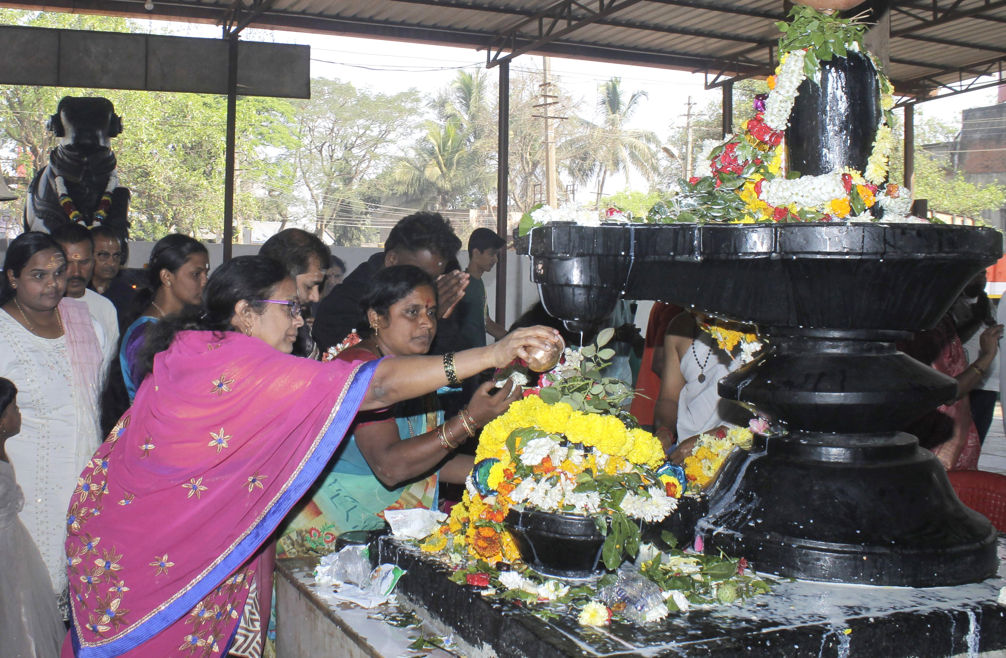 ಹುಬ್ಬಳ್ಳಿಯ ಇಂಡಿಪಂಪ್‌ ವೃತ್ತದ ಬಳಿಯ ಮಂಜುನಾಥ ದೇವಸ್ಥಾನದ ಆವರಣದಲ್ಲಿರುವ ಶಿವಲಿಂಗಕ್ಕೆ ಭಕ್ತರು ಹಾಲಿನ ಅಭಿಷೇಕ ಮಾಡಿದರು