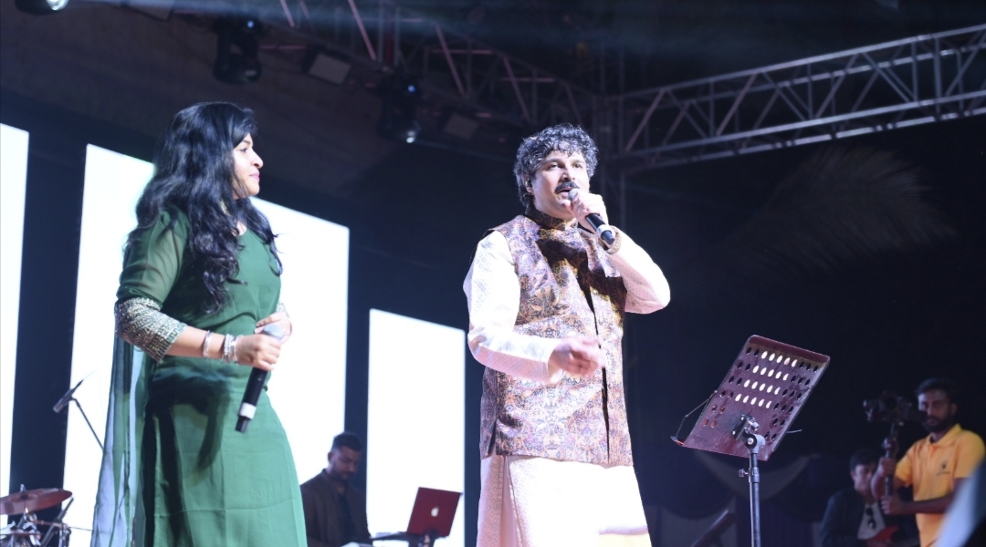 ಬೈಲಹೊಂಗಲ ಮೂರುಸಾವಿರಮಠದ ಜಾತ್ರಾ ಮಹೋತ್ಸವ ಅಂಗವಾಗಿ ನಡೆದ ಗುರುವಂದನಾ ಸನ್ಮಾನ ಸಮಾರಂಭದಲ್ಲಿ ಗಾಯಕ ರಾಜೇಶ ಕೃಷ್ಣನ ತಂಡದಿಂದ ಸಂಗೀತ ಸಂಜೆ ನಡೆಯಿತು