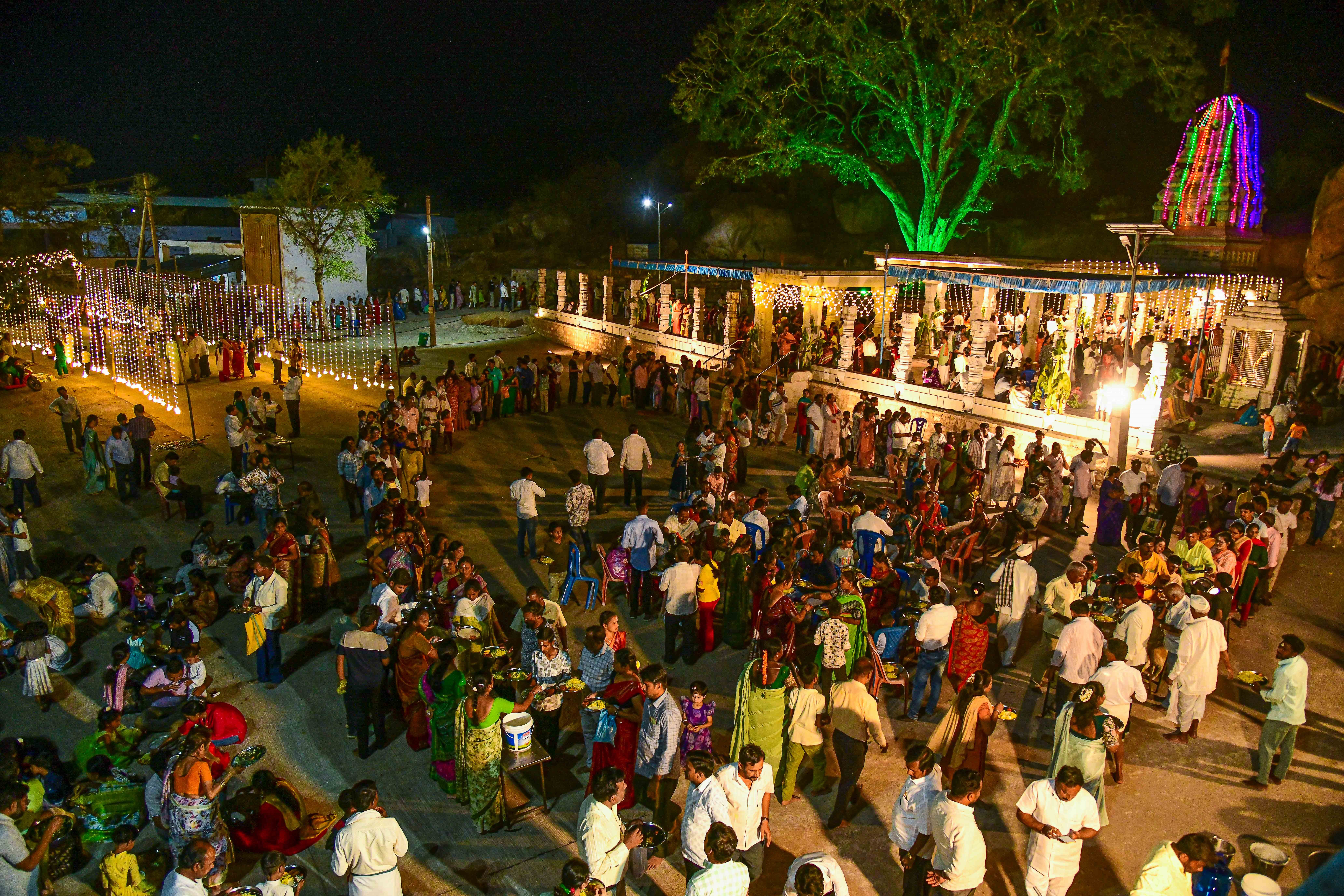 ಕೊಪ್ಪಳ ಹೊರವಲಯದ ಮಳೆಮಲ್ಲೇಶ್ವರ ದೇವಸ್ಥಾನದಲ್ಲಿ ಭಾನುವಾರ ಹೆಚ್ಚಿನ ಜನಸಂದಣಿ ಕಂಡುಬಂತು