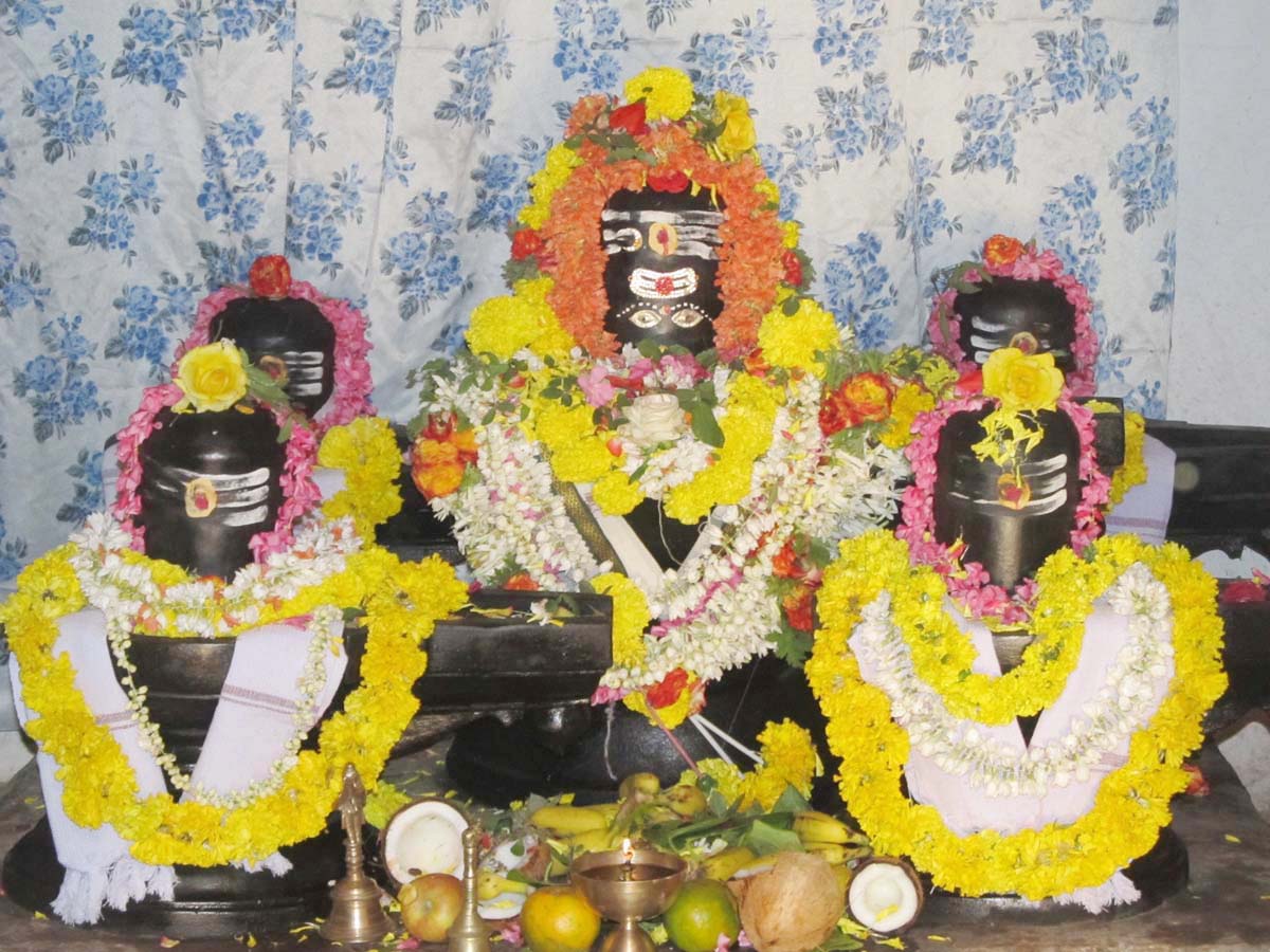 ಮಾಲೂರು ನಗರದ ಸಂತೇಬೀದಿಯಲ್ಲಿರುವ ಪಂಚಲಿಂಗೇಶ್ವರ ಸ್ವಾಮಿಗೆ ಅಲಂಕಾರ