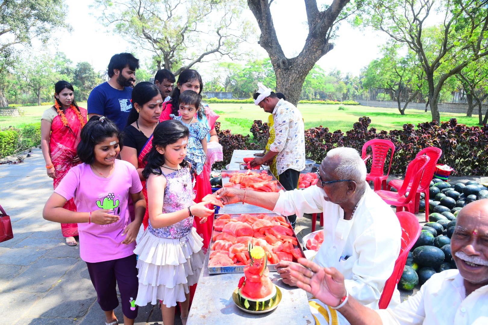 ಹಾವೇರಿಯ ಪುರಸಿದ್ದೇಶ್ವರ ದೇವಸ್ಥಾನದಲ್ಲಿ ದೇವರಿಗೆ ಪೂಜೆ ಸಲ್ಲಿಸಿದ ಭಕ್ತರು ಪ್ರಸಾದ ಸ್ವೀಕರಿಸಿದರು