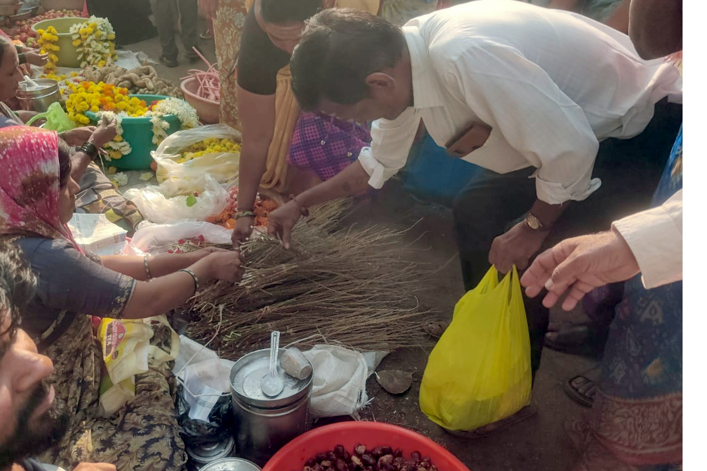 ಬನಹಟ್ಟಿಯ ಮಂಗಳವಾರಪೇಟೆಯಲ್ಲಿ ಉತ್ತರಾಣಿ ಕಡ್ಡಿಗಳನ್ನು ಮಾರಾಟ ಮಾಡಲಾಯಿತು
