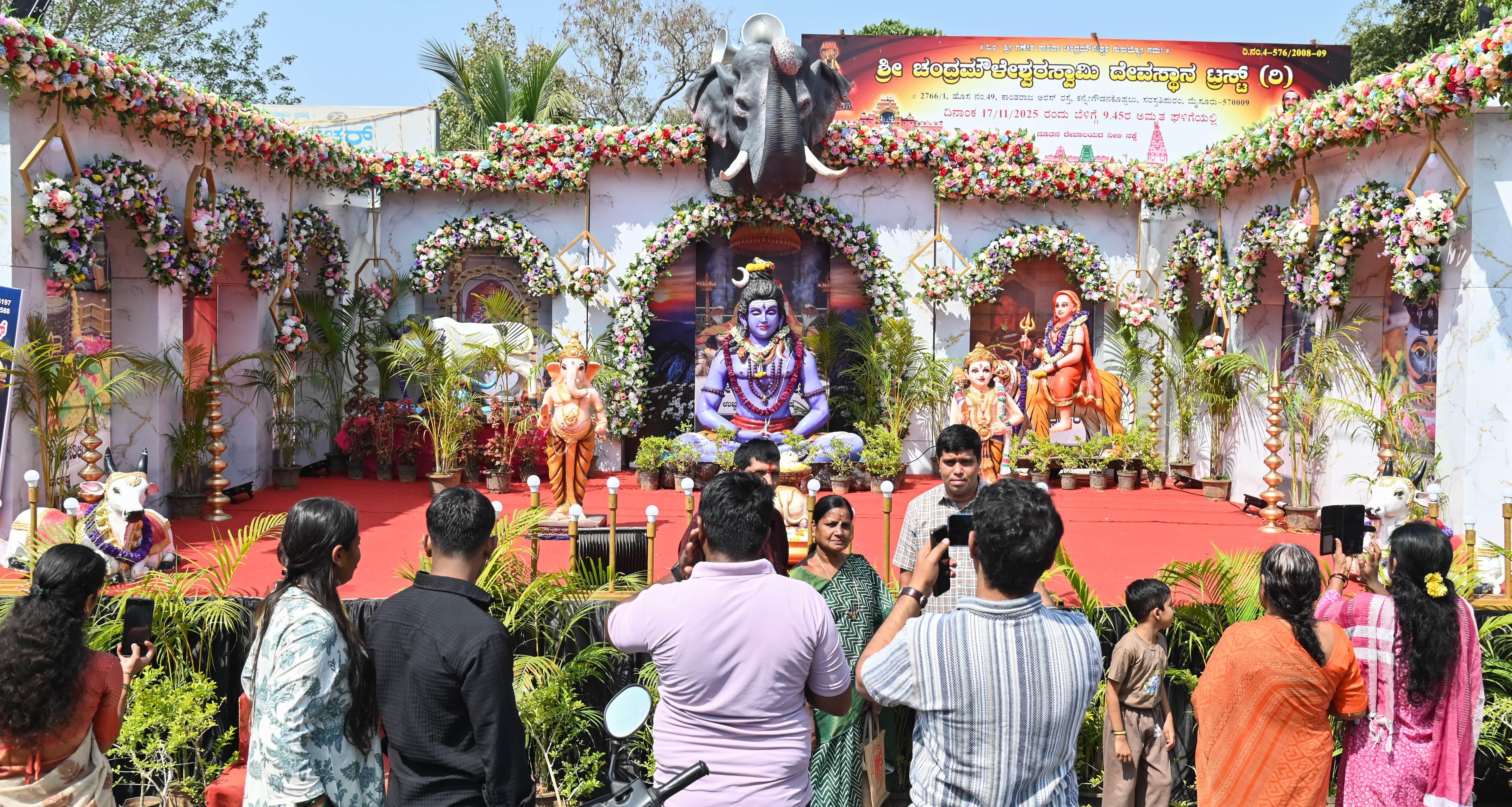 ಕೆ.ಜಿ.ಕೊಪ್ಪಲಿನ ಚಂದ್ರಮೌಳೇಶ್ವರ ಸ್ವಾಮಿ ದೇವಸ್ಥಾನದಲ್ಲಿ ಕಂಗೊಳಿಸಿದ ಆವರಣ