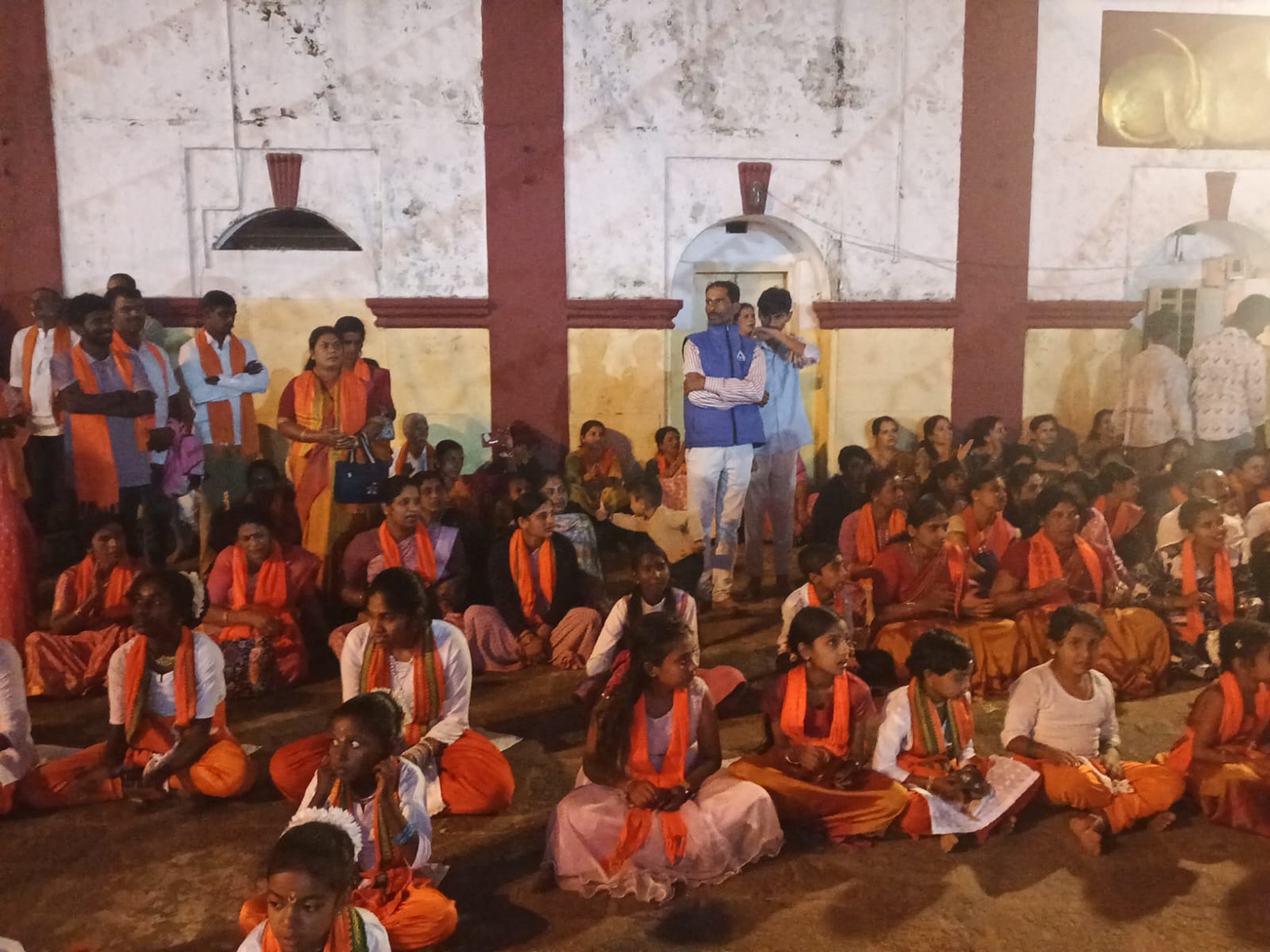 ಮಹಾಶಿವರಾತ್ರಿ ಪ್ರಯುಕ್ತ ವಿವಿಧ ಭಜನಾ ತಂಡಗಳ ಸದಸ್ಯರು ಮಡಿಕೇರಿಯಲ್ಲಿ ನಗರ ಸಂಕೀರ್ತನೆ ನಡೆಸಿದ ಬಳಿಕ ಓಂಕಾರೇಶ್ವರ ದೇಗುಲದ ಆವರಣದಲ್ಲಿ ಭಜನೆ ನಡೆಸಿದರು