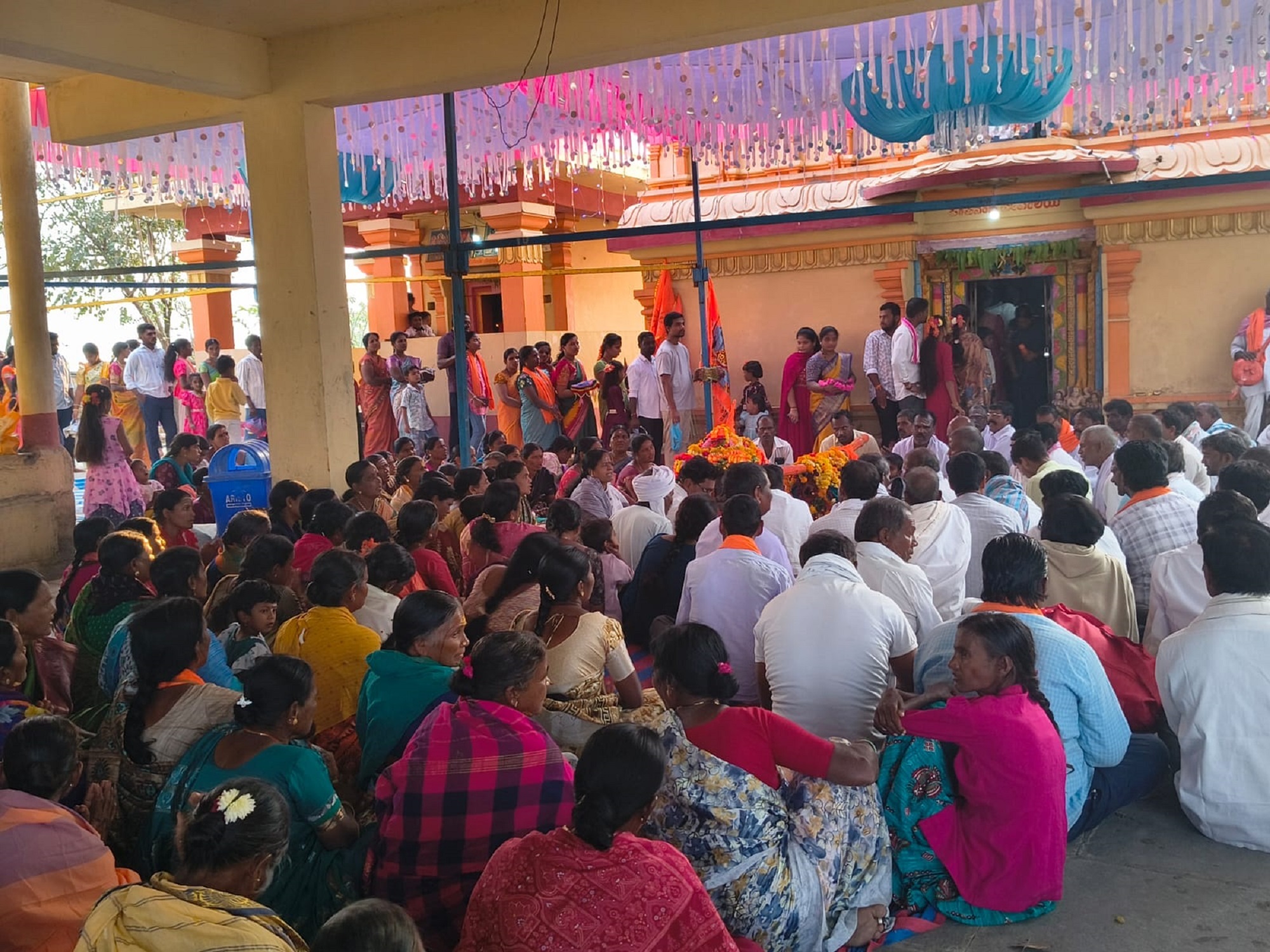 ಚಿಂಚೋಳಿ ತಾಲ್ಲೂಕು ಮಿರಿಯಾಣದ ಪಾಪನಾಶ ಮಂದಿರದಲ್ಲಿ ಕರ್ನಾಟಕ ತೆಲಂಗಾಣ ಭಕ್ತರು ಭಜನೆಯಲ್ಲಿ ತೊಡಗಿರುವುದು