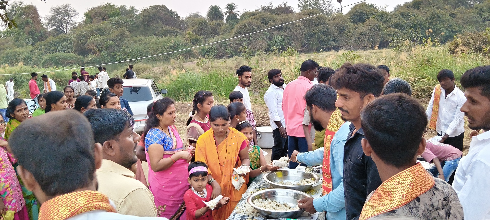 ಚಿಂಚೋಳಿ ಪಟ್ಟಣದ ಹೊರ ವಲಯದ ಪಾಪನಾಶ ಪಂಚಲಿಂಗೇಶ್ವರ ಬುಗ್ಗೆಗೆ ಆಗಮಿಸಿದ ಭಕ್ತರಿಗೆ ಮಹಾಶಿವರಾತ್ರಿ ಪ್ರಯುಕ್ತ ಅಲ್ಪೋಪಹಾರ ದಾಸೋಹ ಸೇವೆ ಸಲ್ಲಿಸಲಾಯಿತು