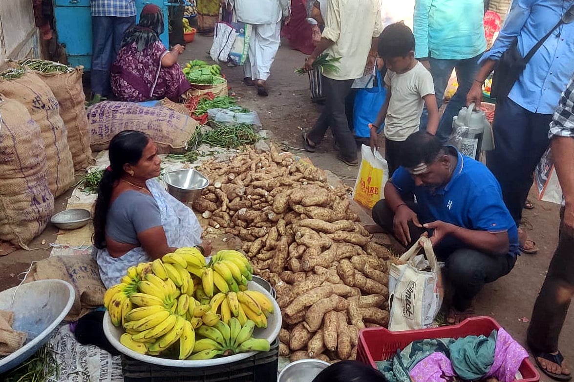 ರಬಕವಿ ಬನಹಟ್ಟಿ: ಅಗತ್ಯ ವಸ್ತುಗಳ ದರ ಏರಿಕೆ ನಡುವೆಯೂ ಖರೀದಿ ಭರಾಟೆ