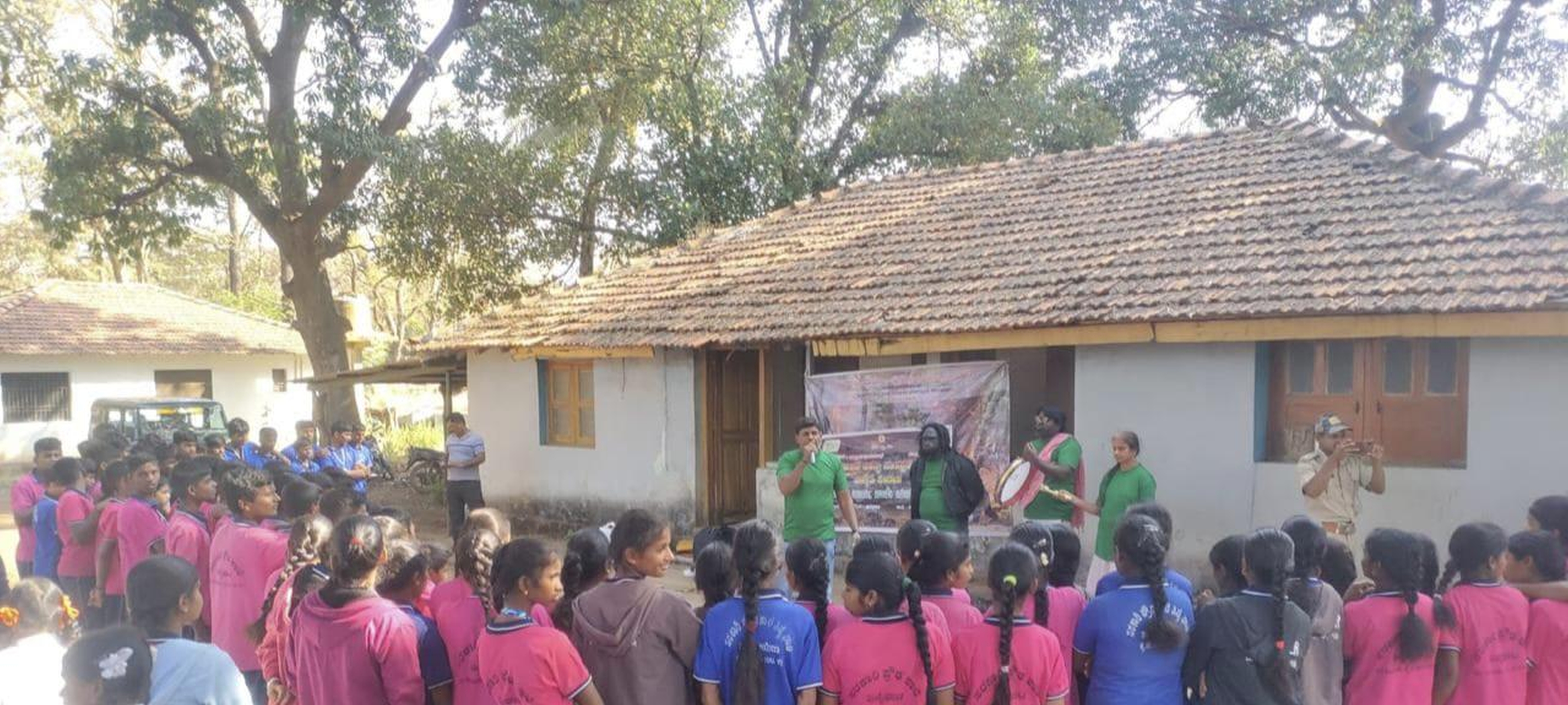 ಹಳಿಯಾಳ ತಾಲ್ಲೂಕಿನ ಗ್ರಾಮೀಣ ಭಾಗದಲ್ಲಿ ಶಾಲೆ ವಿದ್ಯಾರ್ಥಿಗಳಿಗೆ ಅರಣ್ಯ ಭಾಗದಲ್ಲಿ ಬೆಂಕಿ ಅವಘಡ ಹಾಗೂ ಕಾಳ್ಗಿಚ್ಚು ಹರಡದಂತೆ ಮುನ್ನೆಚ್ಚರಿಕೆ ಕ್ರಮ ಕೈಗೊಳ್ಳುವ ಕುರಿತು ಅರಣ್ಯ ಇಲಾಖೆ ಸಿಬ್ಬಂದಿ ಜಾಗೃತಿ ಮೂಡಿಸಿದರು.