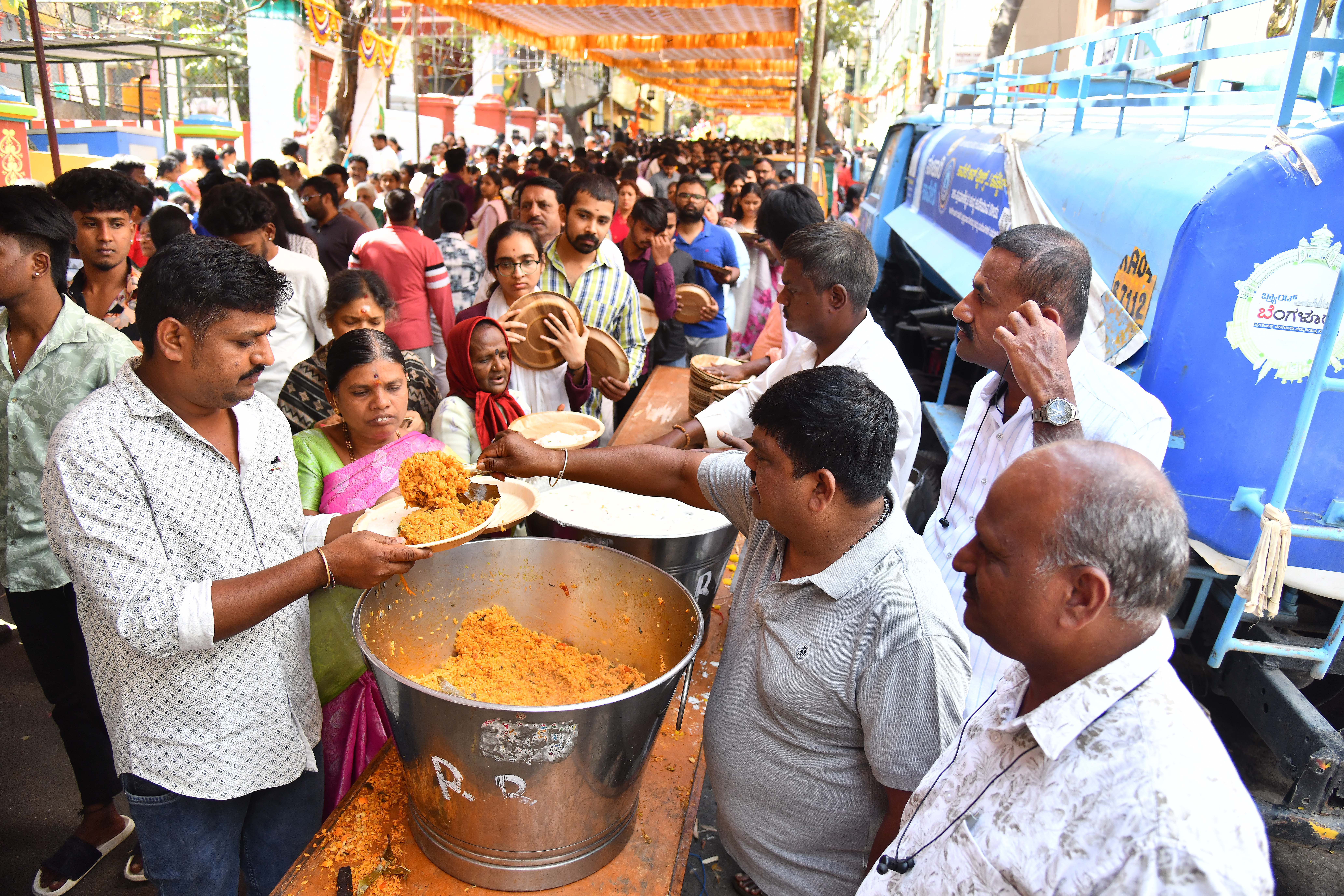 ಕಾಡುಮಲ್ಲೇಶ್ವರ ದೇವಸ್ಥಾನದಲ್ಲಿ ಅನ್ನಸಂತರ್ಪಣೆ ನಡೆಯಿತು