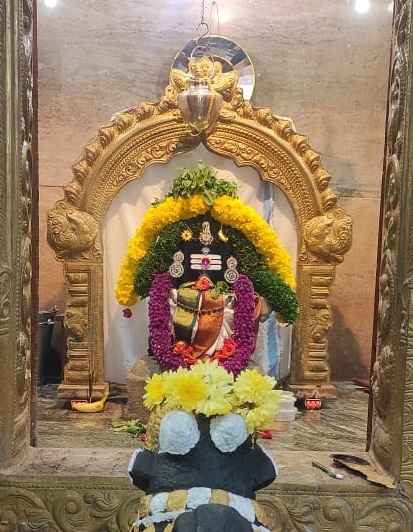 ಮಹಾ ಶಿವರಾತ್ರಿ ಹಬ್ಬದ ಪ್ರಯುಕ್ತ ರಾಮನಗರದ ಕನ್ನಿಕಾ ಪರಮೇಶ್ವರ ದೇವಾಲಯದಲ್ಲಿರುವ ಜಲಕಂಠೇಶ್ವರ ಮೂರ್ತಿಗೆ ವಿಶೇಷ ಅಲಂಕಾರ ಮಾಡಲಾಗಿತ್ತು