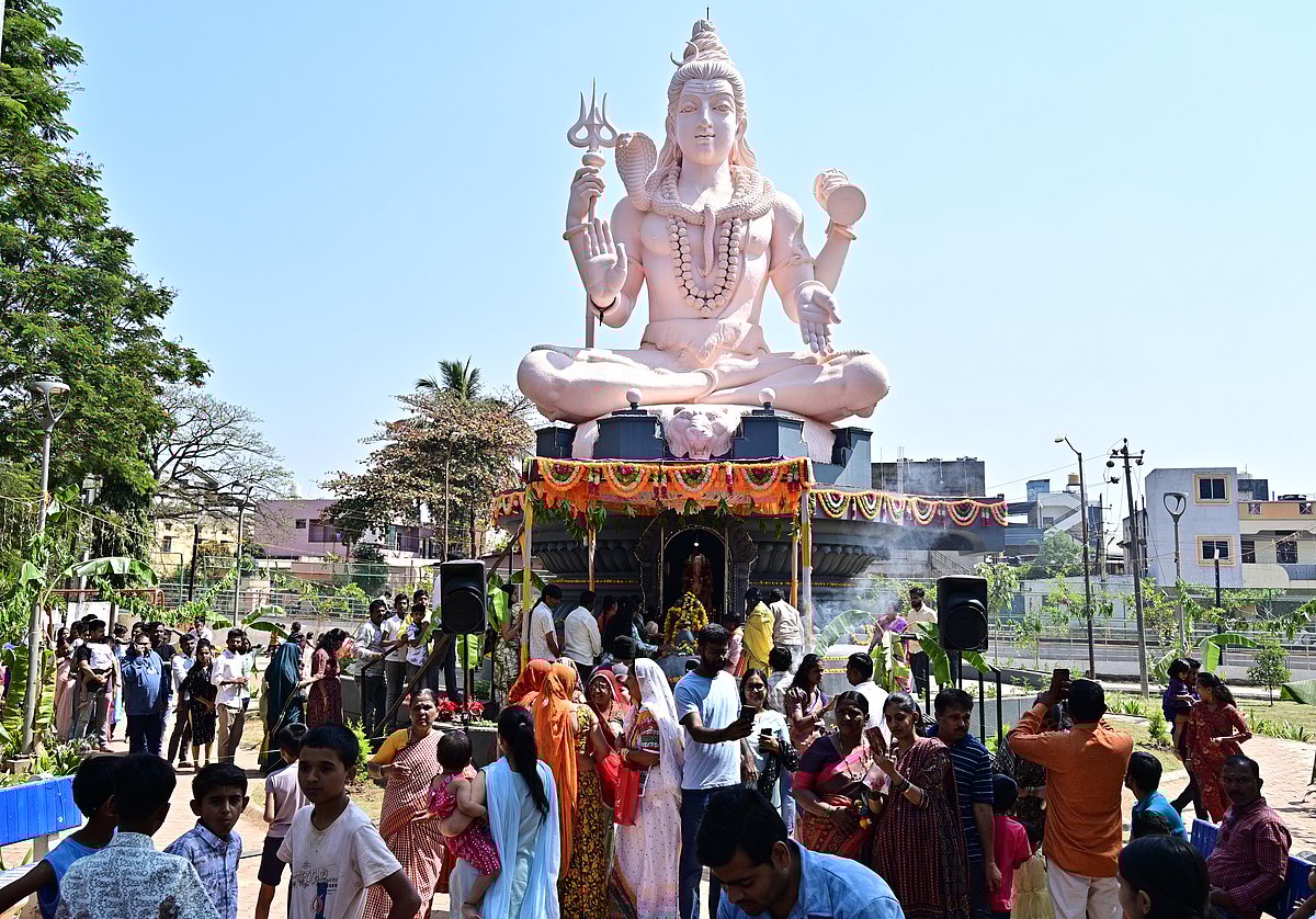 ಹುಬ್ಬಳ್ಳಿ|ಮಹಾಶಿವರಾತ್ರಿ ಮಹೋತ್ಸವ: ಎಲ್ಲೆಲ್ಲೂ ಶಿವನಾಮ ಸ್ಮರಣೆ, ಭಕ್ತಿ ಸಮರ್ಪಣೆ