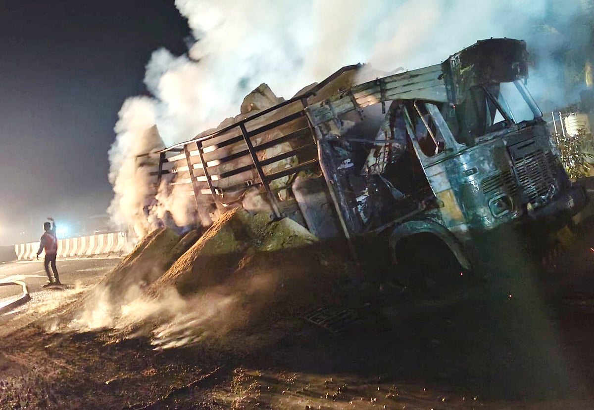 ಬೆಳಗಾವಿ | ಪಶು ಆಹಾರವಿದ್ದ ಲಾರಿ ಬೆಂಕಿಗೆ ಆಹುತಿ