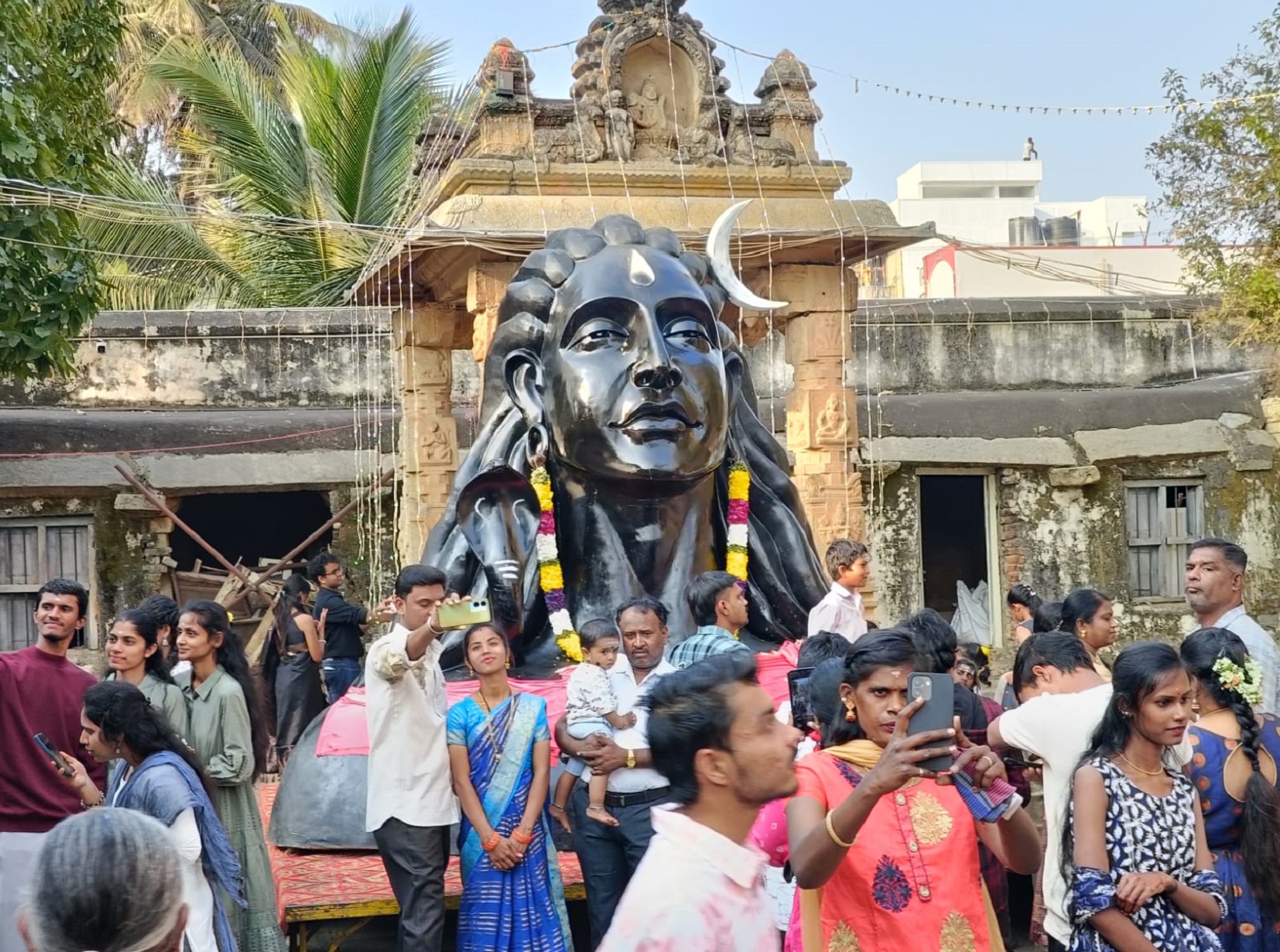 ಕೋಲಾರದ ಸೋಮೇಶ್ವರಸ್ವಾಮಿ ದೇವಾಲಯದಲ್ಲಿ ಶಿವರಾತ್ರಿ ಅಂಗವಾಗಿ ಯೋಗಿ ಶಿವನ ಪ್ರತಿಮೆ ನಿರ್ಮಿಸಿದ್ದು ಭಕ್ತರು ಸೆಲ್ಫಿ ತೆಗೆದುಕೊಂಡರು