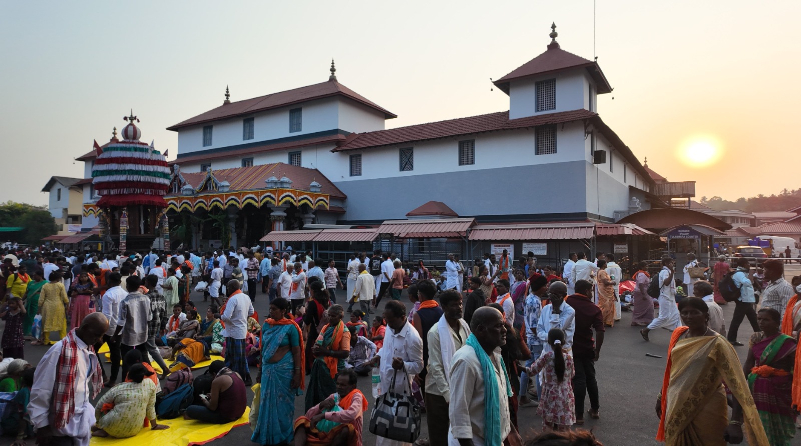 ಧರ್ಮಸ್ಥಳದಲ್ಲಿ ಸೇರಿದ್ದ ಭಕ್ತರು