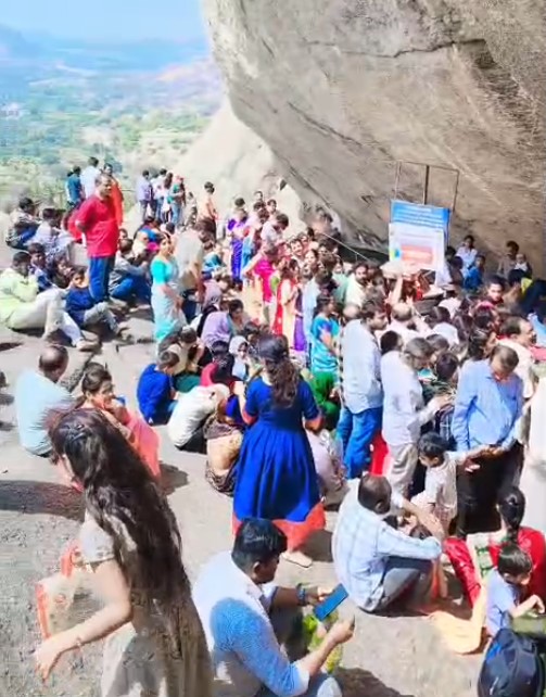 ಮಹಾ ಶಿವರಾತ್ರಿ ಪ್ರಯುಕ್ತ ರಾಮನಗರ ತಾಲ್ಲೂಕಿನ ಅವ್ವೇರಹಳ್ಳಿಯಲ್ಲಿರುವ ರೇವಣಸಿದ್ದೇಶ್ವರ ಬೆಟ್ಟಕ್ಕೆ ಭಕ್ತರು ಹೆಚ್ಚಿನ ಸಂಖ್ಯೆಯಲ್ಲಿ ಭೇಟಿ ನೀಡಿದರು