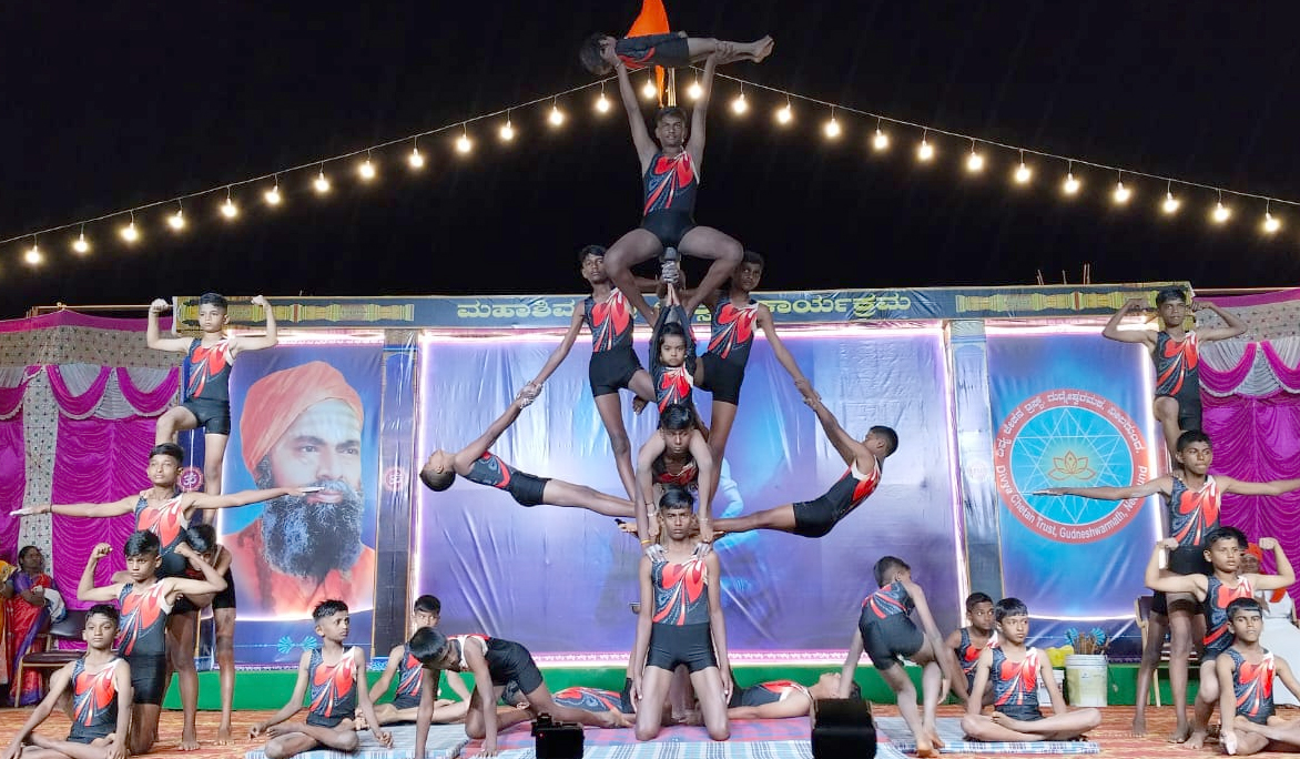 ಮುಳಗುಂದ ಸಮೀಪದ ನೀಲಗುಂದ ಗ್ರಾಮದ ಜ್ಞಾನಗಿರಿ ಗುದ್ನೇಶ್ವರ ಮಠದಲ್ಲಿ  ನಡೆದ ಮಹಾ ಶಿವರಾತ್ರಿ ಉತ್ಸವದಲ್ಲಿ ದಿವ್ಯ ಚೇತನ ಶಾಲೆ ಮಕ್ಕಳಿಂದ ಮಲ್ಲಕಂಭ ಪ್ರದರ್ಶಿಸಿದರು.