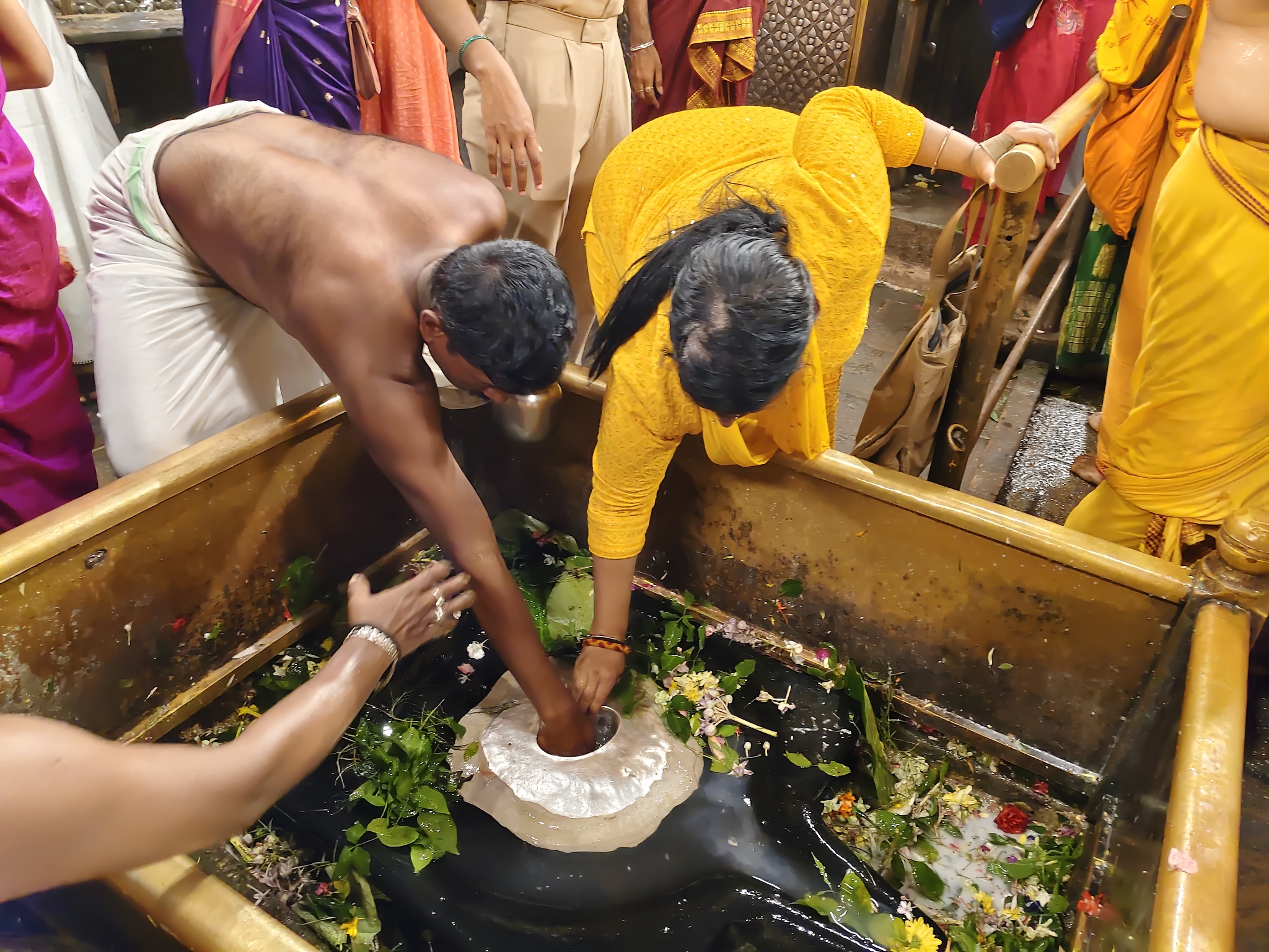 ಗೋಕರ್ಣದ ಪುರಾಣ ಪ್ರಸಿದ್ಧ ಶಿವನ ಆತ್ಮಲಿಂಗಕ್ಕೆ ಪೂಜೆ ಸಲ್ಲಿಸುತ್ತಿರುವ  ಭಕ್ತರು
