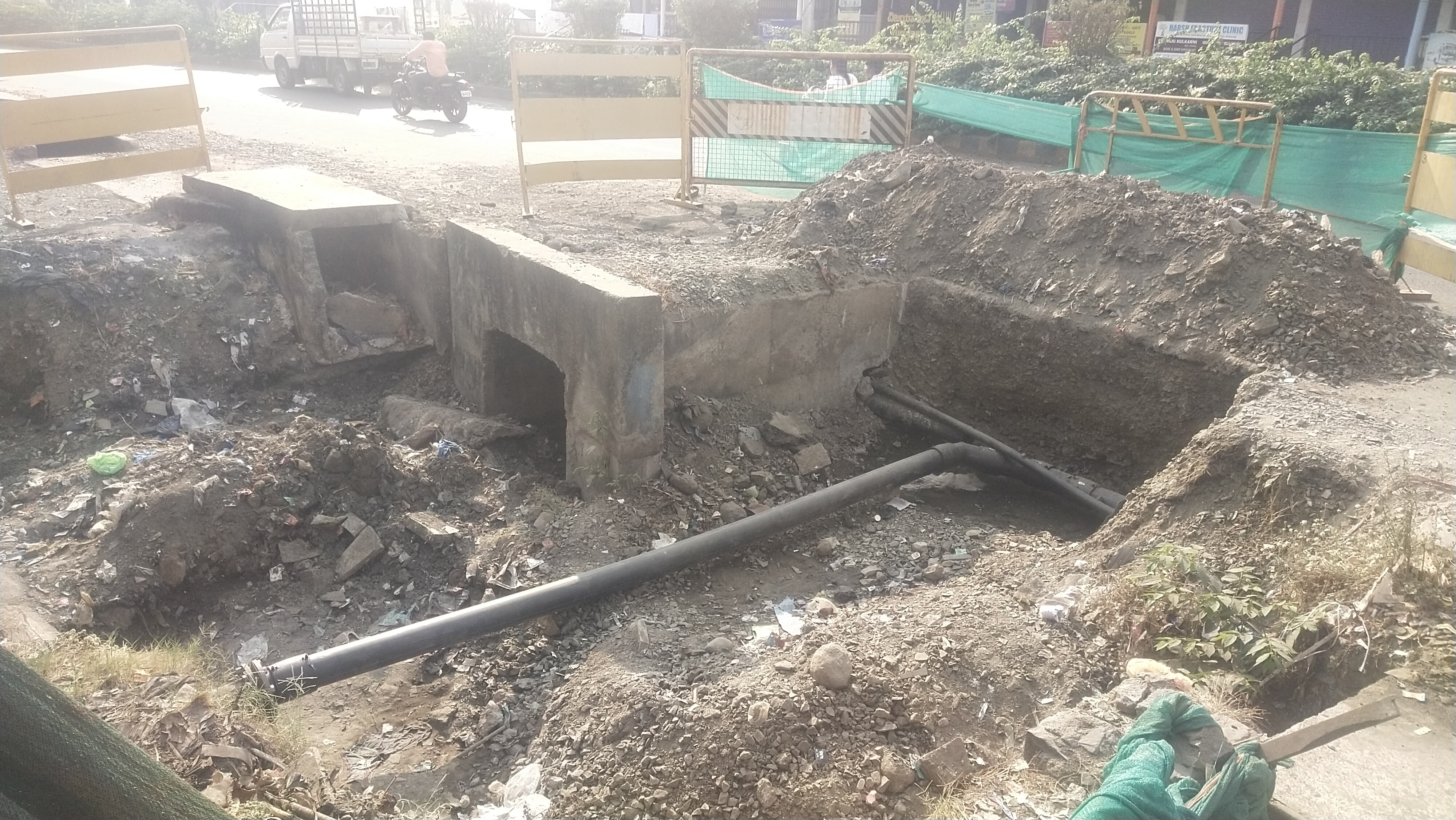 ಕಲಬುರಗಿಯ ಜೇವರ್ಗಿ ರಸ್ತೆಯಲ್ಲಿ ಒಡೆದ ಪೈಪ್‌ಲೈನ್‌ ದುರಸ್ತಿಗೆ ತಗ್ಗು ಅಗೆದಿರುವುದು