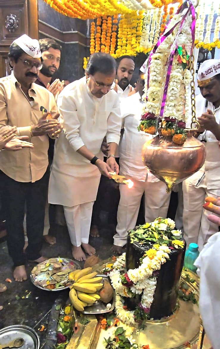 ಪಾಪನಾಶ ಶಿವಲಿಂಗಕ್ಕೆ ಆರತಿ ಬೆಳಗಿದ ಕೇಂದ್ರದ ಮಾಜಿ ಸಚಿವ ಭಗವಂತ ಖೂಬಾ