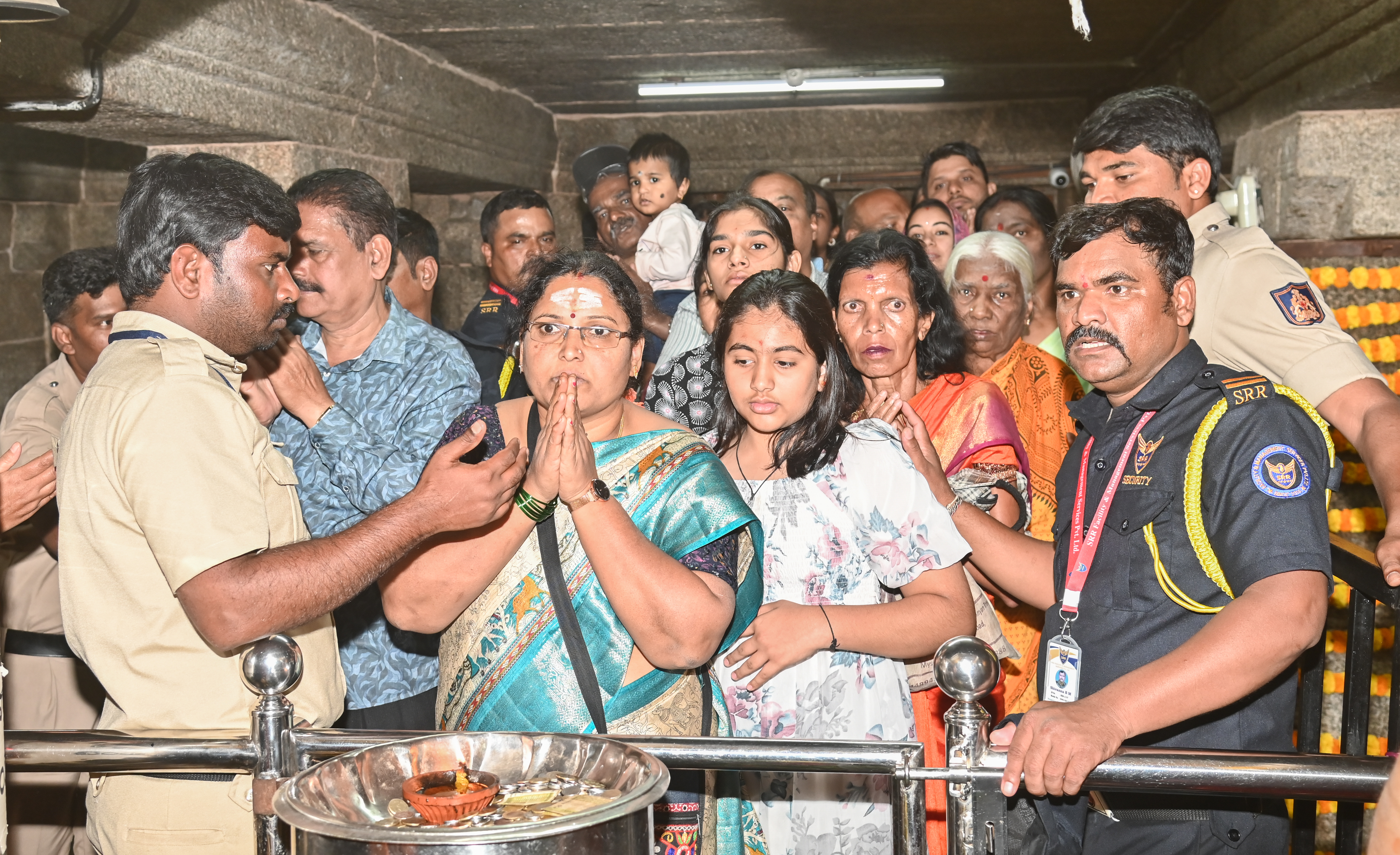 ತ್ರಿನೇಶ್ವರಸ್ವಾಮಿ ದೇಗುಲದಲ್ಲಿ ದರ್ಶನ ಪಡೆಯಲು ಬಂದಿದ್ದ ಭಕ್ತರು
