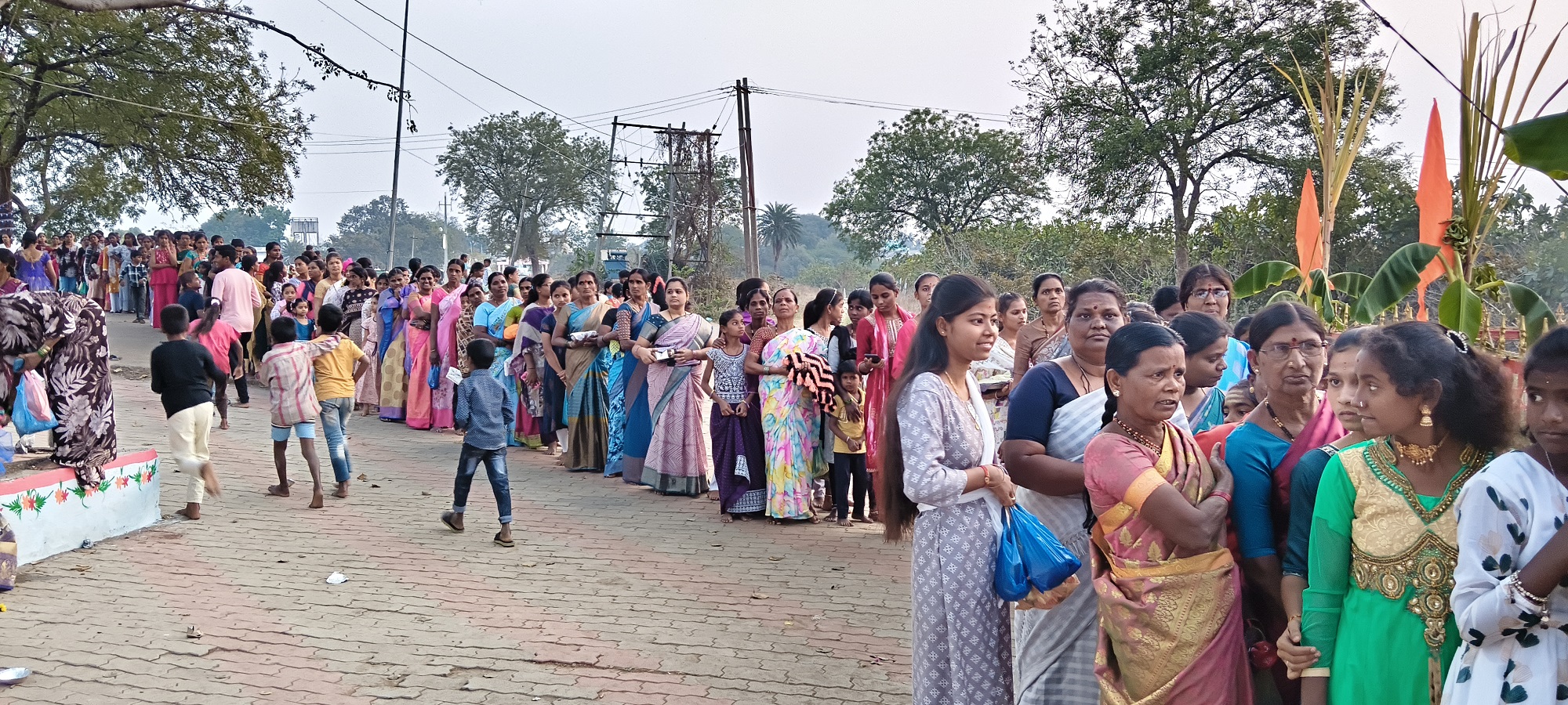 ಚಿಂಚೋಳಿ ಪಟ್ಟಣದ ಹೊರ ವಲಯದಲ್ಲಿ ಮಹಾಶಿವರಾತ್ರಿ ಪ್ರಯುಕ್ತ ಭಾನುವಾರ ಪಾಪನಾಶ ಬುಗ್ಗೆಯಲ್ಲಿರುವ ಪಂಚಲಿಂಗೇಶ್ವರ ದರ್ಶನಕ್ಕೆ ಸರತಿ ಸಾಲಿನಲ್ಲಿ ನಿಂತಿರುವ ಮಹಿಳಾ ಭಕ್ತರ ದಂಡು