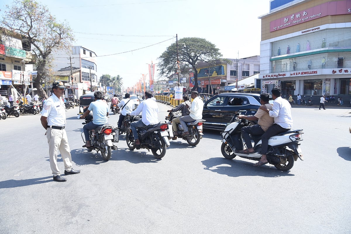 ಹಾವೇರಿ | ಸಂಚಾರ ನಿಯಮ ಉಲ್ಲಂಘನೆ: ಕಾಣದಂತಿರುವ ಪೊಲೀಸರು
