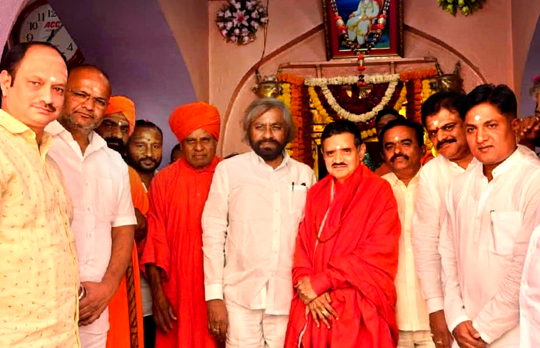 ಬಸವಕಲ್ಯಾಣದಲ್ಲಿ ಭಾನುವಾರ ನಡೆದ ಬಸವೇಶ್ವರ ದೇವಸ್ಥಾನದ ಮಹಾದ್ವಾರ ಮತ್ತು ಜೀರ್ಣೋದ್ಧಾರಗೊಂಡಿರುವ ಕಟ್ಟಡದ ಉದ್ಘಾಟನಾ ಕಾರ್ಯಕ್ರಮದಲ್ಲಿ ದೇವಸ್ಥಾನದಲ್ಲಿ ಪೂಜೆ ಸಲ್ಲಿಸುವಾಗ ಮಠಾಧೀಶರೊಂದಿಗೆ ಸಚಿವ ಈಶ್ವರ ಖಂಡ್ರೆ ಪಾಲ್ಗೊಂಡಿದ್ದರು. ಶಾಸಕ ಶರಣು ಸಲಗರ ಇದ್ದರು