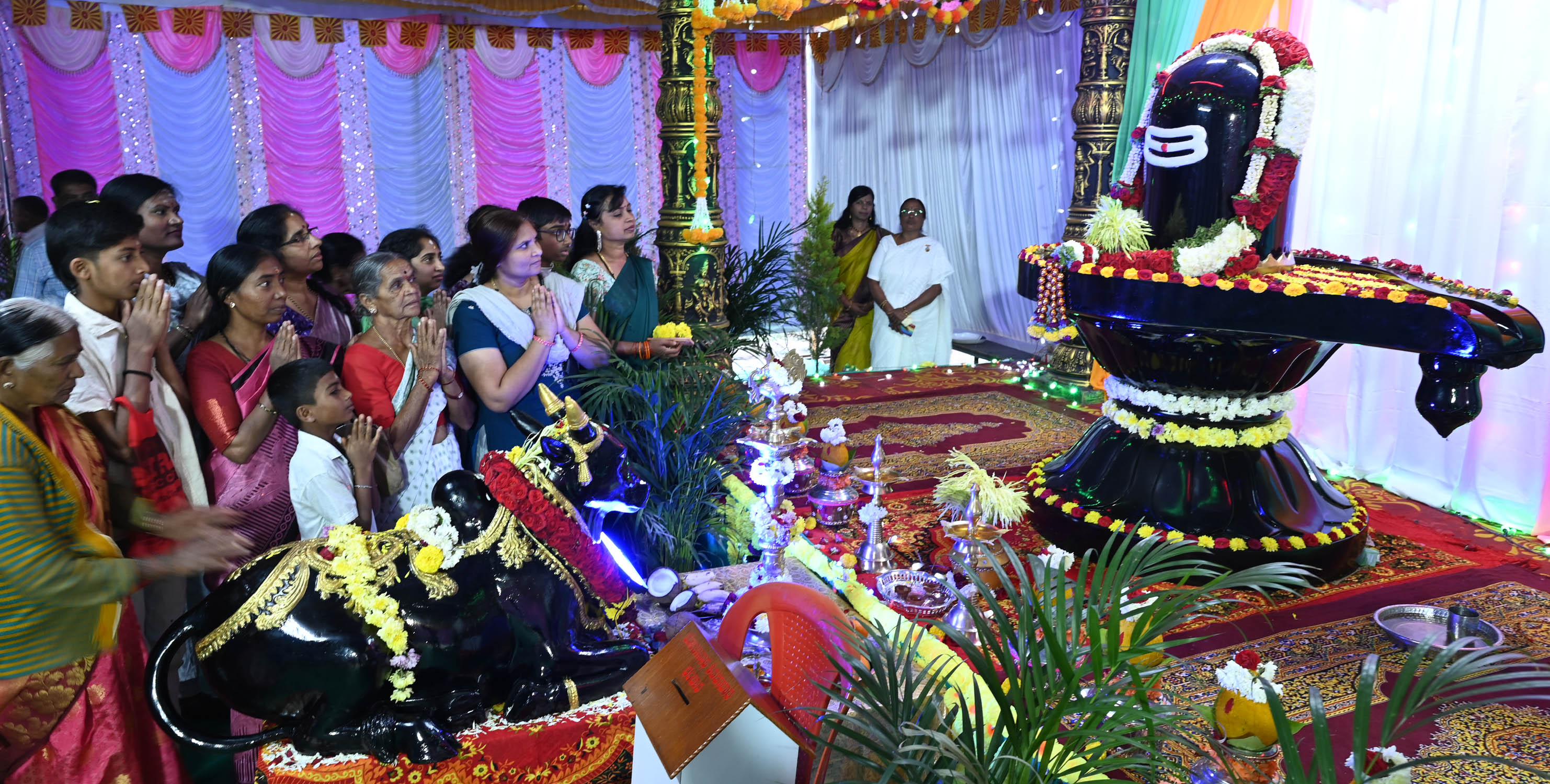 ಚಿಕ್ಕಮಗಳೂರಿನ ಬೋಳರಾಮೇಶ್ವರ ದೇಗಲದಲ್ಲಿ ಬ್ರಹ್ಮಕುಮಾರಿ ಈಶ್ವರಿ ವತಿಯಿಂದ ನಿರ್ಮಿಸಿರುವ ಶಿವಲಿಂಗವನ್ನು ಭಕ್ತರು ದರ್ಶನ ಮಾಡಿದರು