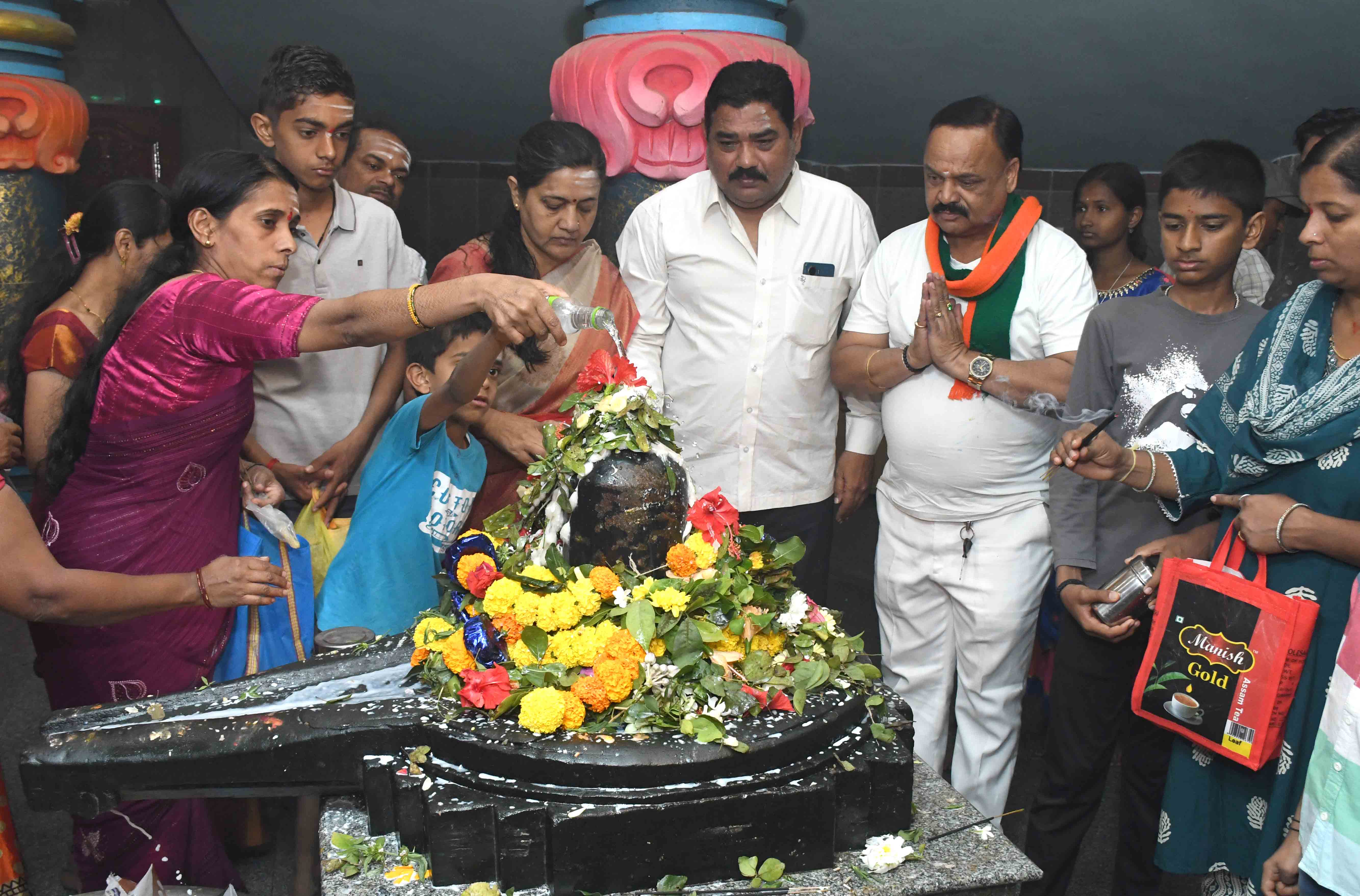 ಧಾರವಾಡದ ಕೆಲಗೇರಿಯ ಕಲ್ಮೇಶ್ವರ ದೇಗುಲದಲ್ಲಿ ಭಕ್ತರು ಶಿವಲಿಂಗಕ್ಕೆ ಪೂಜೆ ನೆರವೇರಿಸಿದರು.