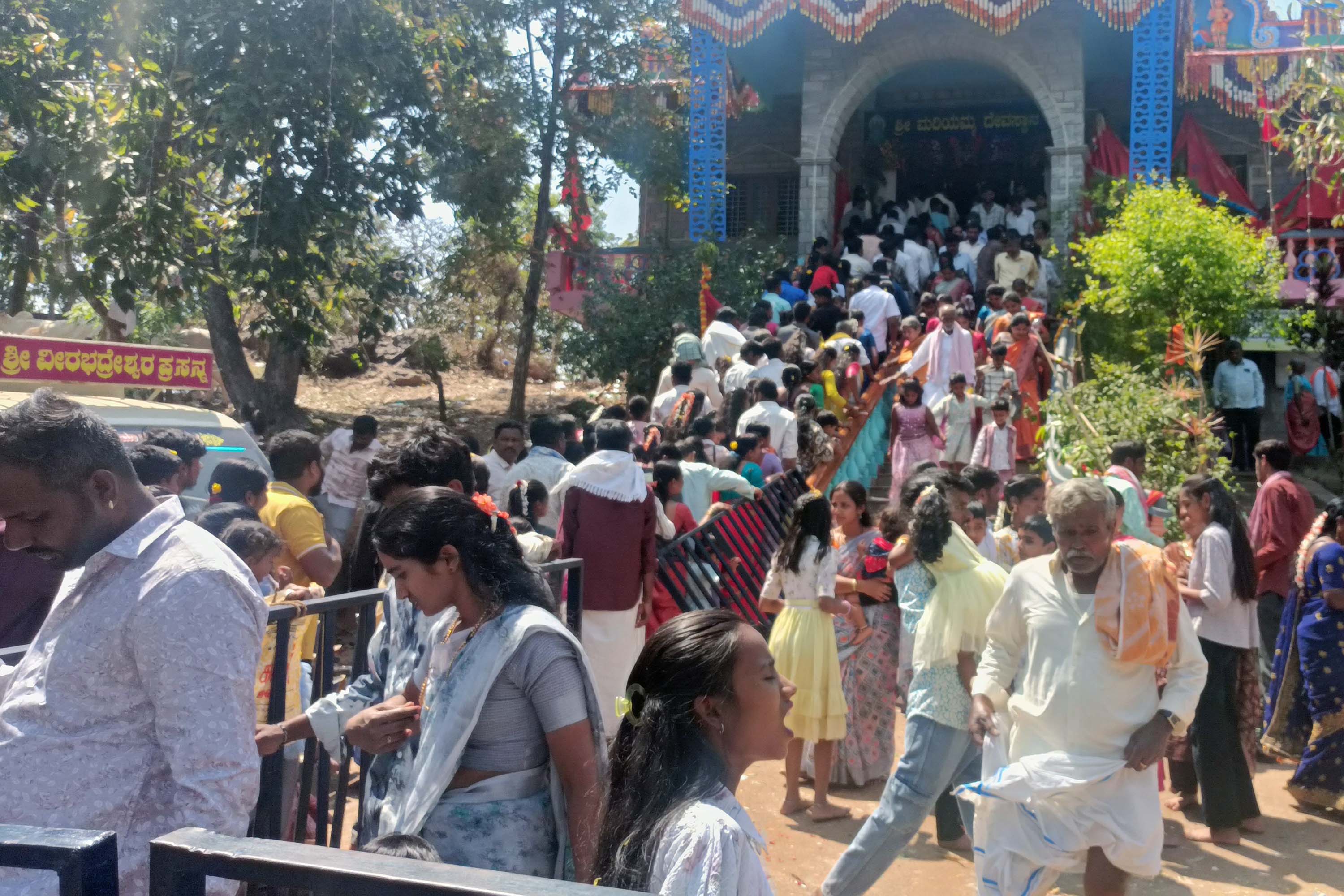 ಭಾಯಗಡ್‌ನಲ್ಲಿ ಭಾನುವಾರ ಮಹಾಶಿವರಾತ್ರಿ ಹಬ್ಬದ ಅಂಗವಾಗಿ ಸೇವಾಲಾಲ ಮತ್ತು ಮರಿಯಮ್ಮ ದೇವಸ್ಥಾನಕ್ಕೆ ಭಕ್ತರ ದಂಡು ಆಗಮಿಸುತ್ತಿರುವುದು. 