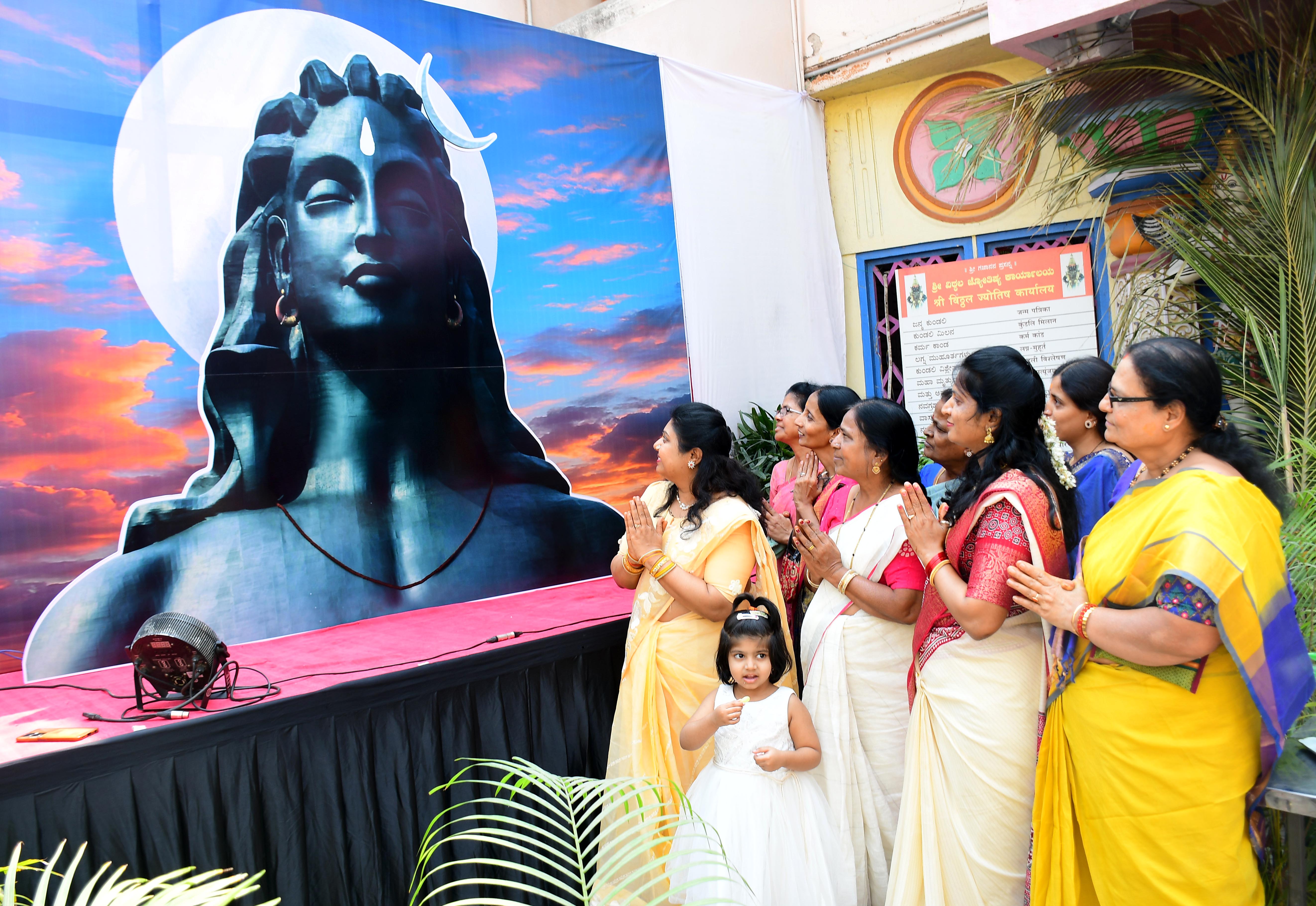 ಕಲಬುರಗಿಯ ಸ್ಟೇಷನ್‌ ಬಜಾರ್‌ ಪ್ರದೇಶದ ವಿಠ್ಠಲ ಮಂದಿರದಲ್ಲಿ ಎಂಟು ಅಡಿ ಎತ್ತರದ ಆದಿಯೋಗಿ ಪ್ರತಿಮೆಯ ದರ್ಶನವನ್ನು ಪಡೆದರು