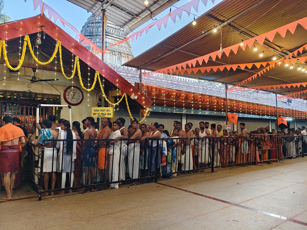 ಗೋಕರ್ಣದ ಮಹಾಗಣಪತಿ ದೇವರ ದರ್ಶನ ಪಡೆಯಲು ಸರತಿ ಸಾಲಿನಲ್ಲಿ ನಿಂತ ಭಕ್ತರು