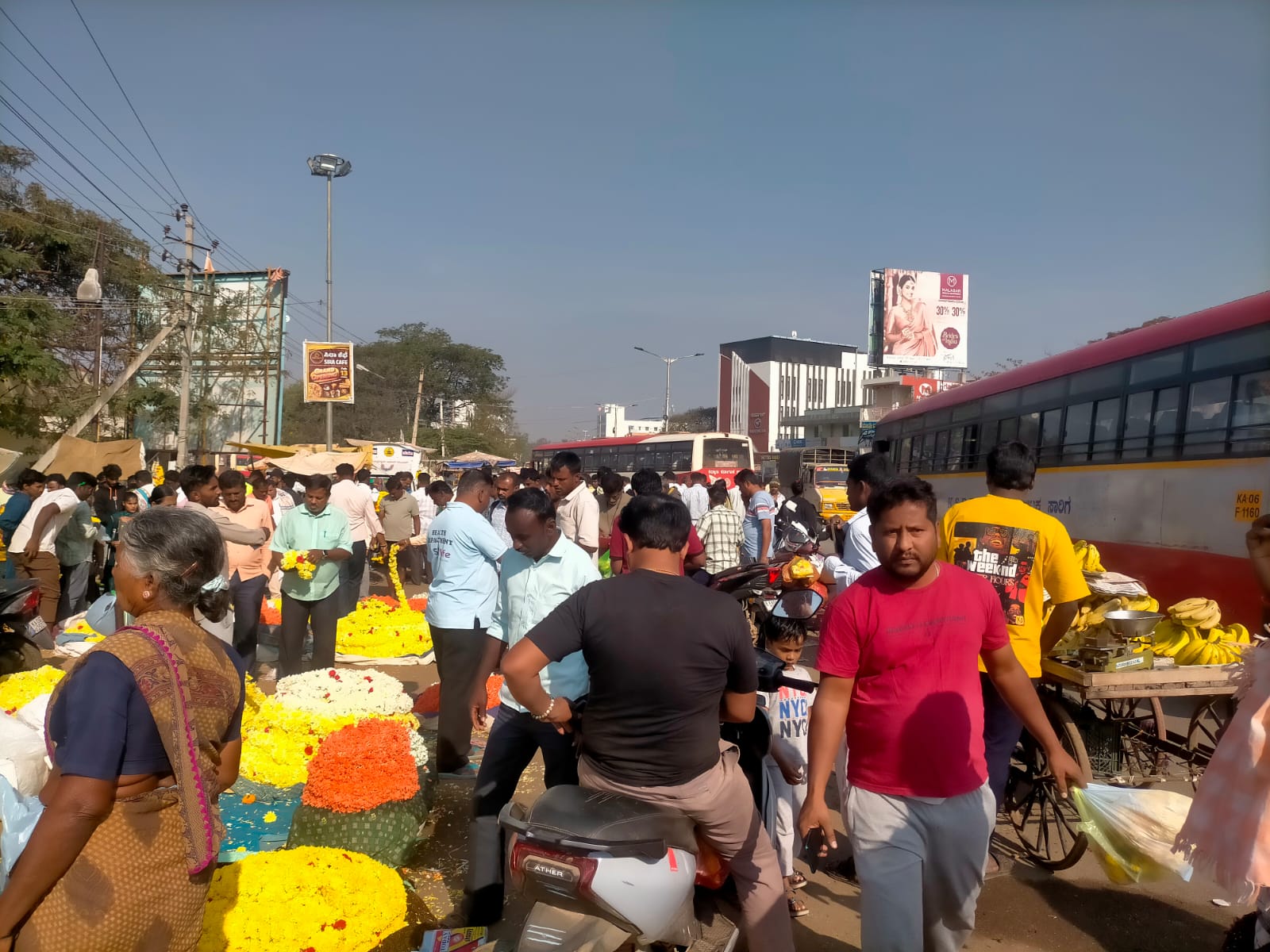 ಶಿರಾದ ಕೆಎಸ್ಆರ್‌ಟಿಸಿ ಬಸ್ ನಿಲ್ದಾಣ ಪಕ್ಕ ರಸ್ತೆಯಲ್ಲಿ ನಡೆಯುವ ಹೂವಿನ ಮಾರುಕಟ್ಟೆ