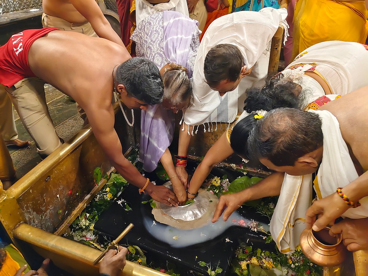 ಗೋಕರ್ಣ | ಆತ್ಮಲಿಂಗಕ್ಕೆ ಪೂಜೆಗೈದು ಪಾವನರಾದ ಶಿವ ಭಕ್ತರು