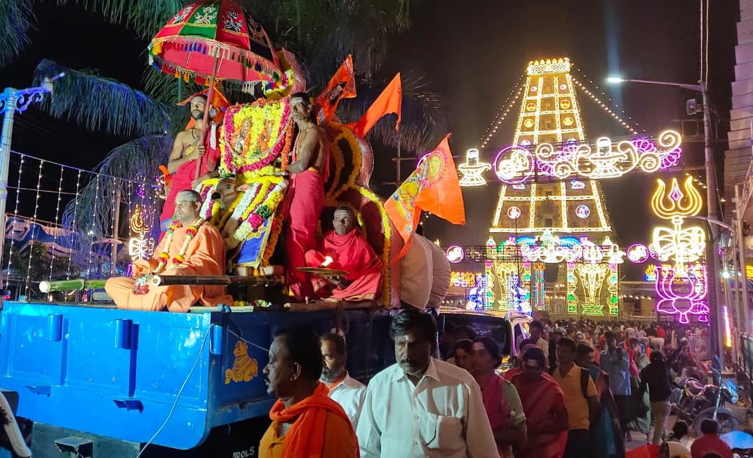 ಮಲೆ ಮಹದೇಶ್ವರ ಸ್ವಾಮಿ ದೇವಸ್ಥಾನದಿಂದ ಸಾಲೂರು ಬೃಹನ್ಮಠಕ್ಕೆ ಉತ್ಸವ ಮೂರ್ತಿಯನ್ನು ಕೊಂಡೊಯ್ಯಲಾಯಿತು
