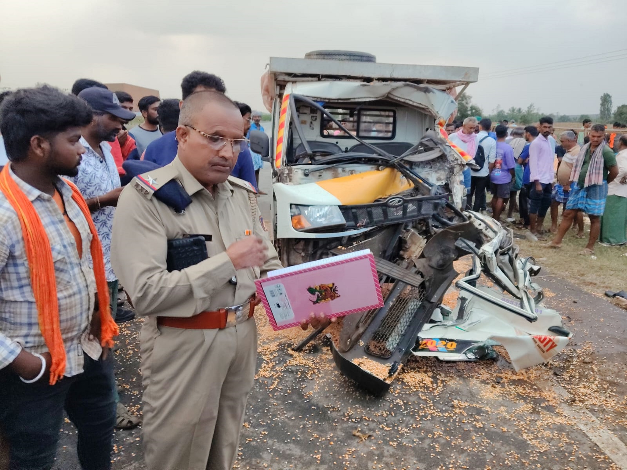 ಹಾವೇರಿ ಜಿಲ್ಲೆಯ ರಾಣೆಬೆನ್ನೂರು ತಾಲ್ಲೂಕಿನ ಕಾಕೋಳ ಬಳಿಯ ರಾಷ್ಟ್ರೀಯ ಹೆದ್ದಾರಿಯಲ್ಲಿ ಸಂಭವಿಸಿದ್ದ ಅಪಘಾತದಲ್ಲಿ ಜಖಂಗೊಂಡಿದ್ದ ಗೂಡ್ಸ್ ವಾಹನ 