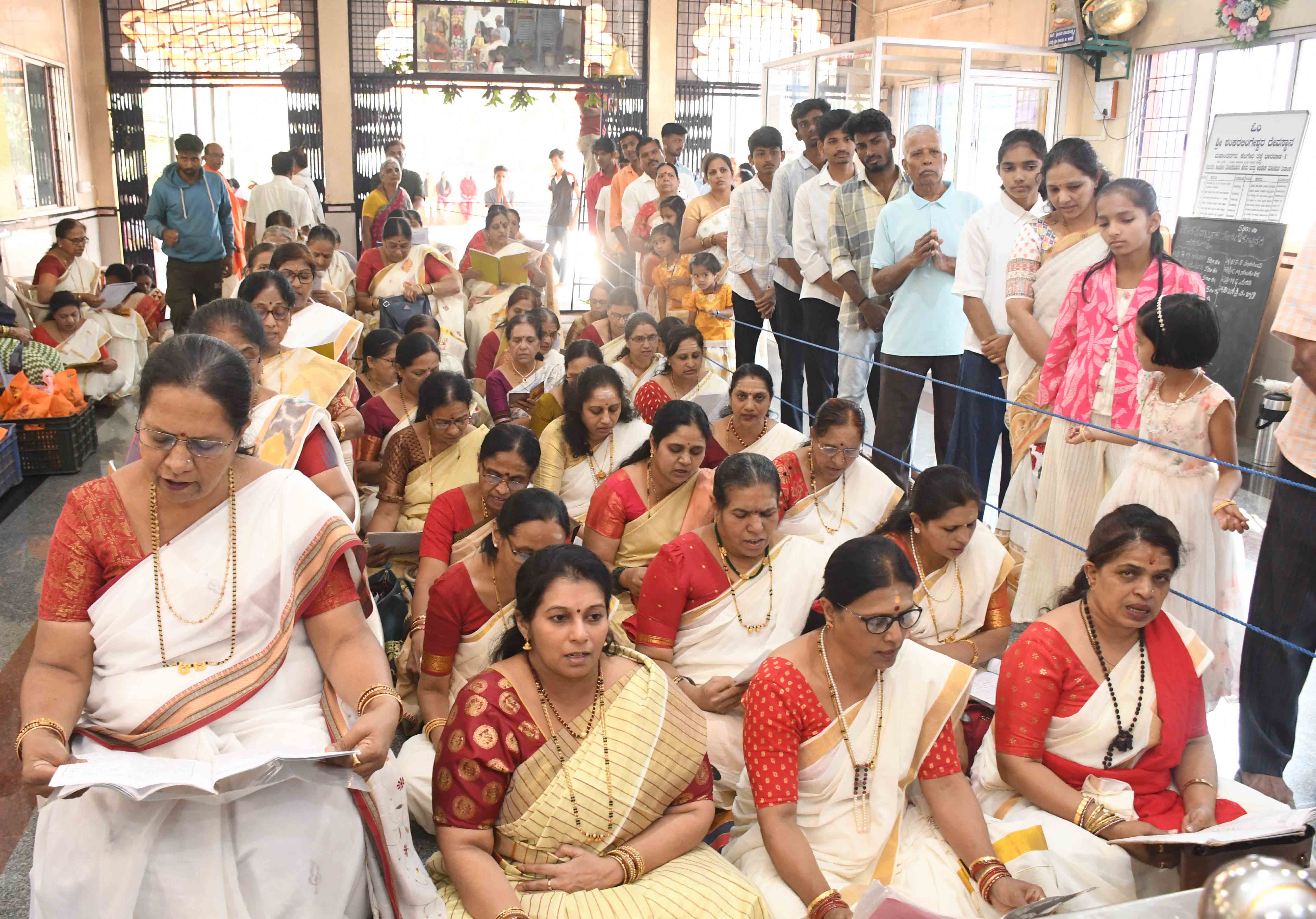 ಧಾರವಾಡದ ಮಹಾಂತ ನಗರದ ಶಂಕರಲಿಂಗೇಶ್ವರ ದೇಗುಲದಲ್ಲಿ ಪ್ರಾರ್ಥನೆ ಸಲ್ಲಿಸಿದರು