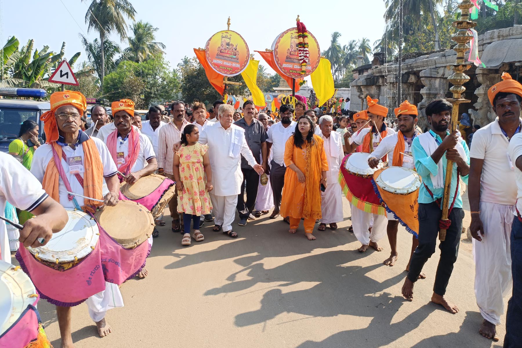 ಹಂಪಿಯಲ್ಲಿ ಭಾನುವಾರ ಸಂಜೆ ಜಾನಪದ ವಾಹಿನಿಗೆ ಚಾಲನೆ ನೀಡಿದ ಶಾಸಕ ಎಚ್.ಆರ್.ಗವಿಯಪ್ಪ ಅವರು ಕಲಾವಿದರೊಂದಿಗೆ ಹೆಜ್ಜೆ ಹಾಕಿದರು  –ಪ್ರಜಾವಾಣಿ ಚಿತ್ರ/ ಲವ ಕೆ.