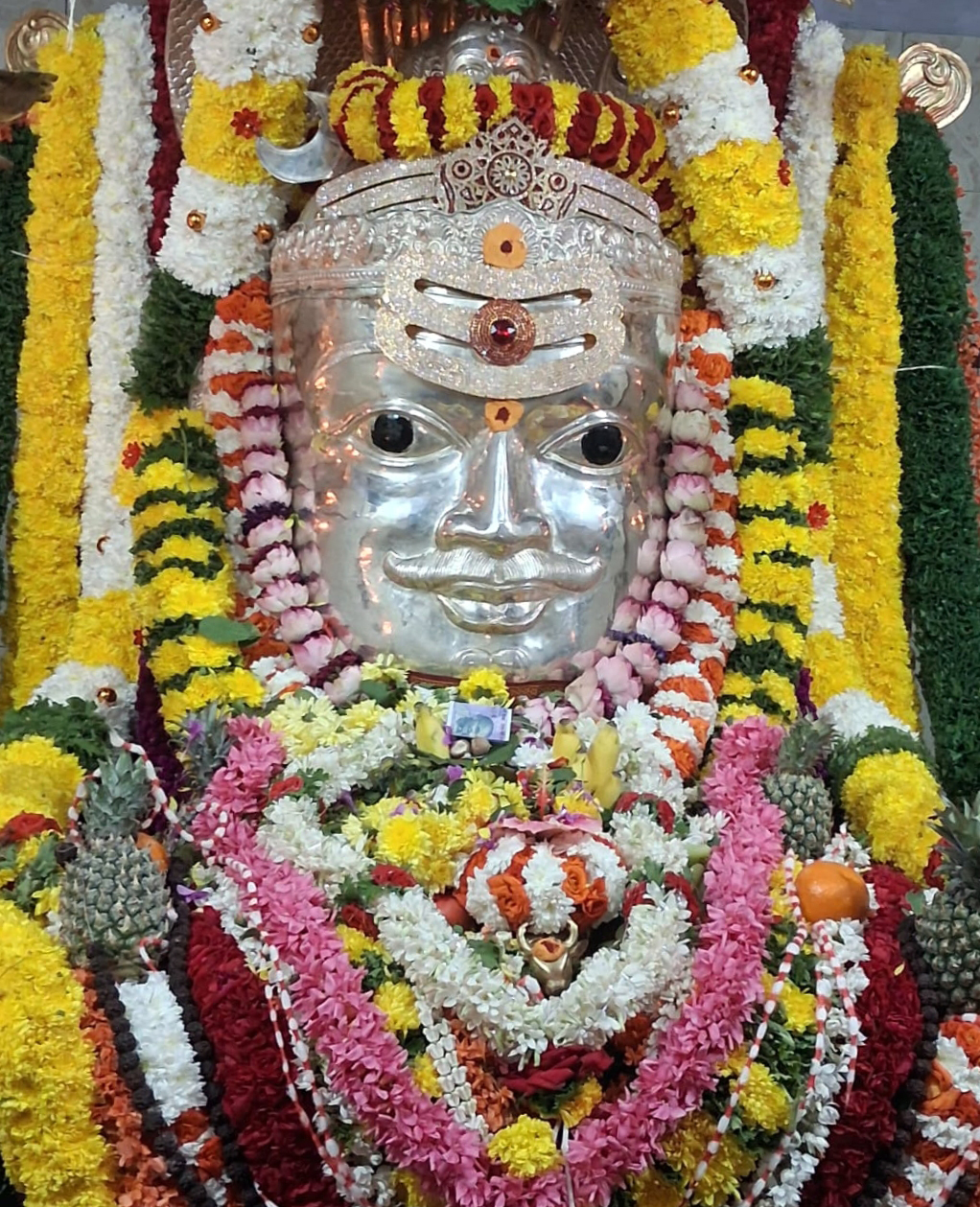 ಶ್ರೀರಂಗಪಟ್ಟಣ ತಾಲ್ಲೂಕಿನ ಬಾಬುರಾಯನಕೊಪ್ಪಲು ಗ್ರಾಮದ ಬಳಿ ಇರುವ ಕಾಶಿವಿಶ್ವನಾಥ ದೇವರಿಗೆ ಬೆಳ್ಳಿಯ ಕವಚ ಧರಿಸಿ ಹೂವಿನ ಅಲಂಕಾರ ಮಾಡಲಾಗಿತ್ತು