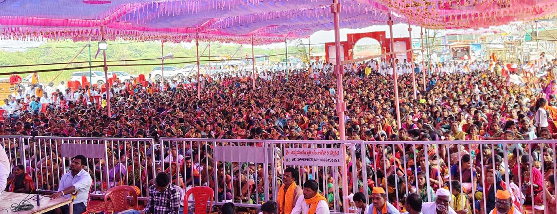 ಸಿಂದಗಿ ತಾಲ್ಲೂಕು ಖೈನೂರ ಗ್ರಾಮದಲ್ಲಿ ಸೋಮವಾರ ಗೊಲ್ಲಾಳೇಶ್ವರ ಜಾತ್ರಾ ಮಹೋತ್ಸವದ ಅಂಗವಾಗಿ ಹಮ್ಮಿಕೊಂಡಿದ್ದ ಧರ್ಮಸಭೆಯಲ್ಲಿ ಸಮಾವೇಶಗೊಂಡ ಭಕ್ತಸಮೂಹ