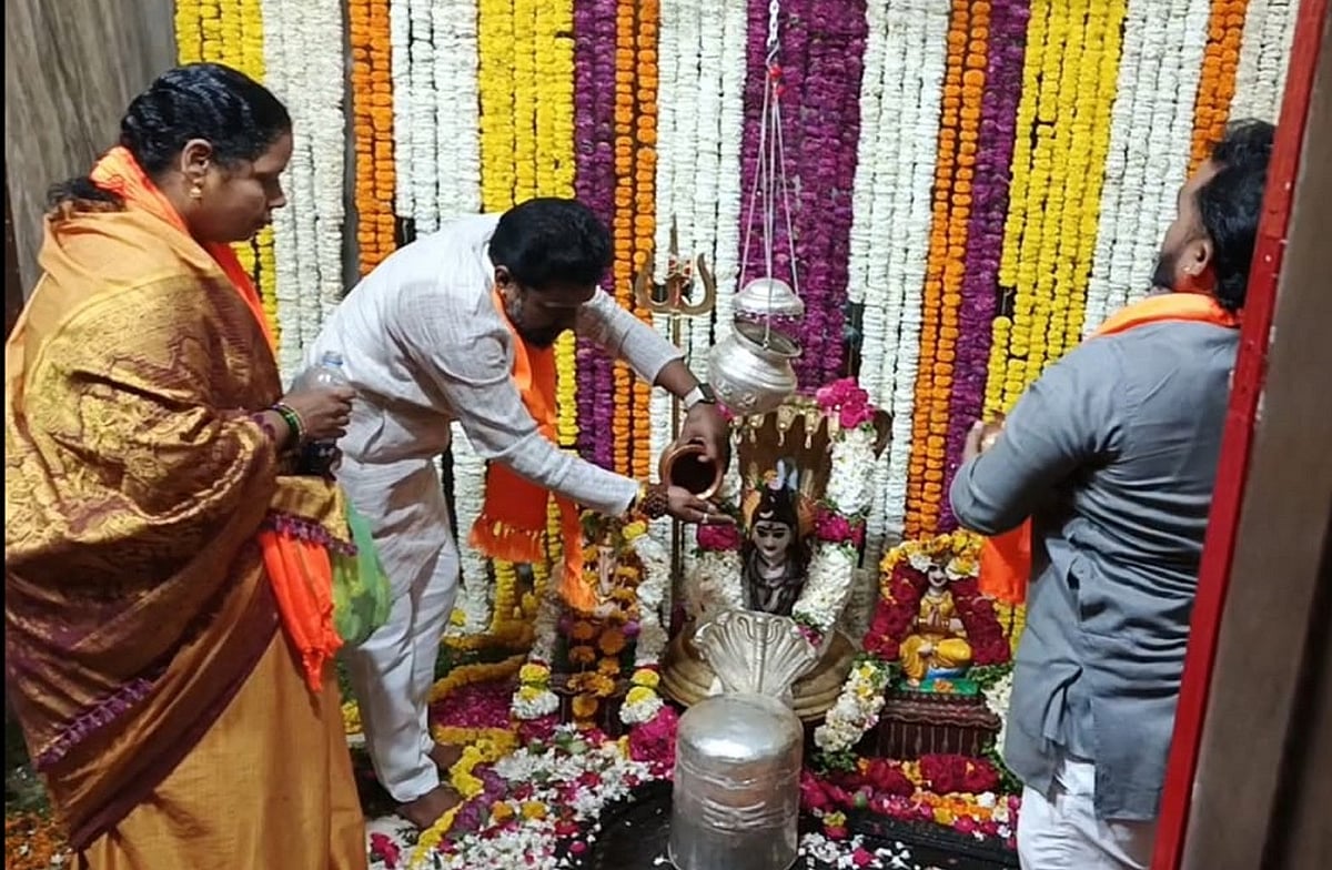 ಕಲಬುರಗಿ | ಮುಸ್ಲಿಮರಿಂದ ಶಿವಲಿಂಗಕ್ಕೆ ಪುಷ್ಪಾಲಂಕಾರ; ಗೋಮೂತ್ರದಿಂದ ಶುದ್ಧೀಕರಣ