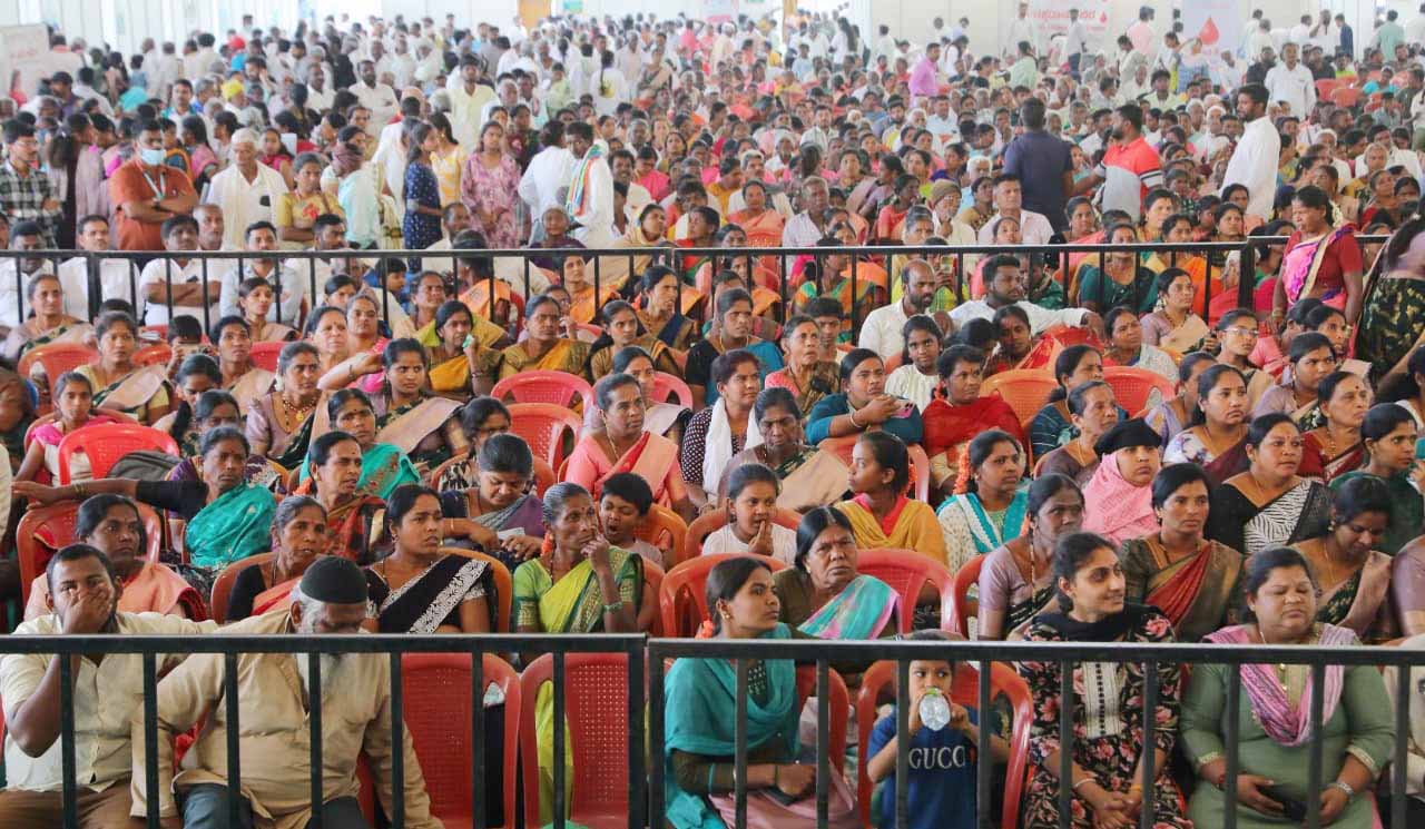 ಕಾರ್ಯಕ್ರಮದಲ್ಲಿ ನೂರಾರು ಜನರು ಅರೋಗ್ಯ ತಪಾಸಣೆಯಲ್ಲಿ ಭಾಗವಹಿಸಿದ್ದರು.