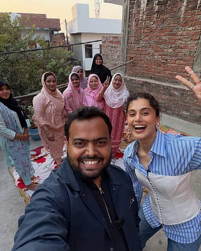 ಕಸೂತಿ ಮಾಡುವವರೊಂದಿಗೆ ತಾಪ್ಸಿ ಪನ್ನು ಅವರು ಫೋಟೊ ಕ್ಲಿಕ್ಕಿಸಿಕೊಂಡಿದ್ದು, ಸಾಮಾಜಿಕ ಮಾಧ್ಯಮದಲ್ಲಿ ಹಂಚಿಕೊಂಡಿದ್ದಾರೆ