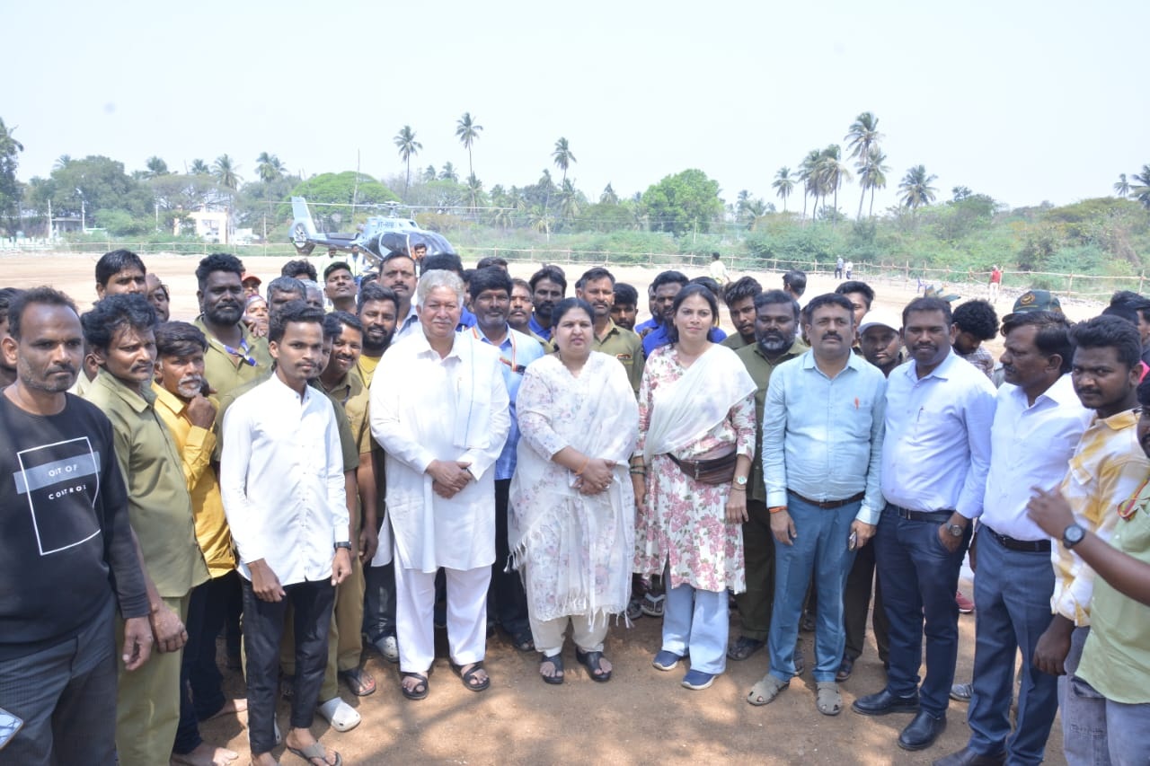 ಹಂಪಿ ಉತ್ಸವದ ಪ್ರಯುಕ್ತ ಕಮಲಾಪುರದಲ್ಲಿ ಸೋಮವಾರ ಪೌರ ಕಾರ್ಮಿಕರಿಗೆ ಹೆಲಿಕಾಪ್ಟರ್ ಯಾನ ಮಾಡಿಸುವ ಸಂದರ್ಭದಲ್ಲಿ ಶಾಸಕ ಎಚ್.ಆರ್‌.ಗವಿಯಪ್ಪ ಸಹಿತ ಇತರ ಅಧಿಕಾರಿಗಳು ಹಾಜರಿದ್ದರು  –ಪ್ರಜಾವಾಣಿ ಚಿತ್ರ