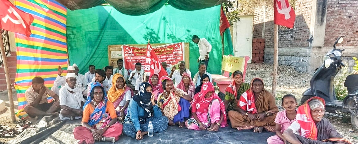 ₹36 ಕೂಲಿ ಹಣ ನೀಡಿದ ಅಧಿಕಾರಿಗಳು: ಹರನೂರ ಗ್ರಾ.ಪಂ ಎದುರು ಅನಿರ್ದಿಷ್ಟ ಧರಣಿ