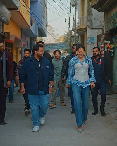 ಐತಿಹಾಸಿಕ ಮಹತ್ವದ ಸ್ಥಳಗಳಿಗೆ ಆಗಾಗ ಭೇಟಿ ನೀಡುವ ಮರೂಫ್ ಉಮರ್ ಅವರ ಜೊತೆ ತಾಪ್ಸಿ ಪನ್ನು ಕಸೂತಿ ವೃತ್ತಿಯಲ್ಲಿ ತೊಡಗಿಸಿಕೊಂಡಿರುವ ಮಹಿಳೆಯರನ್ನು ಭೇಟಿ ಮಾಡಿದ್ದಾರೆ.