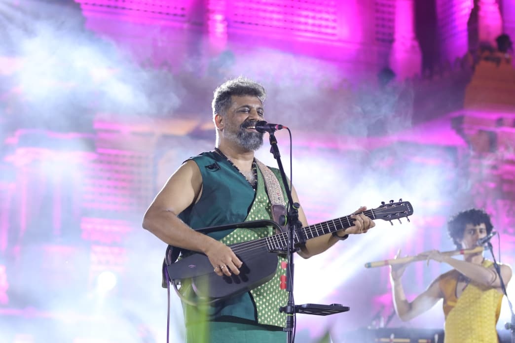 ಹಂಪಿ ಉತ್ಸವದ ಕೊನೆಯ ದಿನವಾದ ಭಾನುವಾರ ಜನರನ್ನು ಕುಣಿಸಿದ ರಘು ದೀಕ್ಷಿತ್‌ –ಪ್ರಜಾವಾಣಿ ಚಿತ್ರ/ ಲವ ಕೆ.